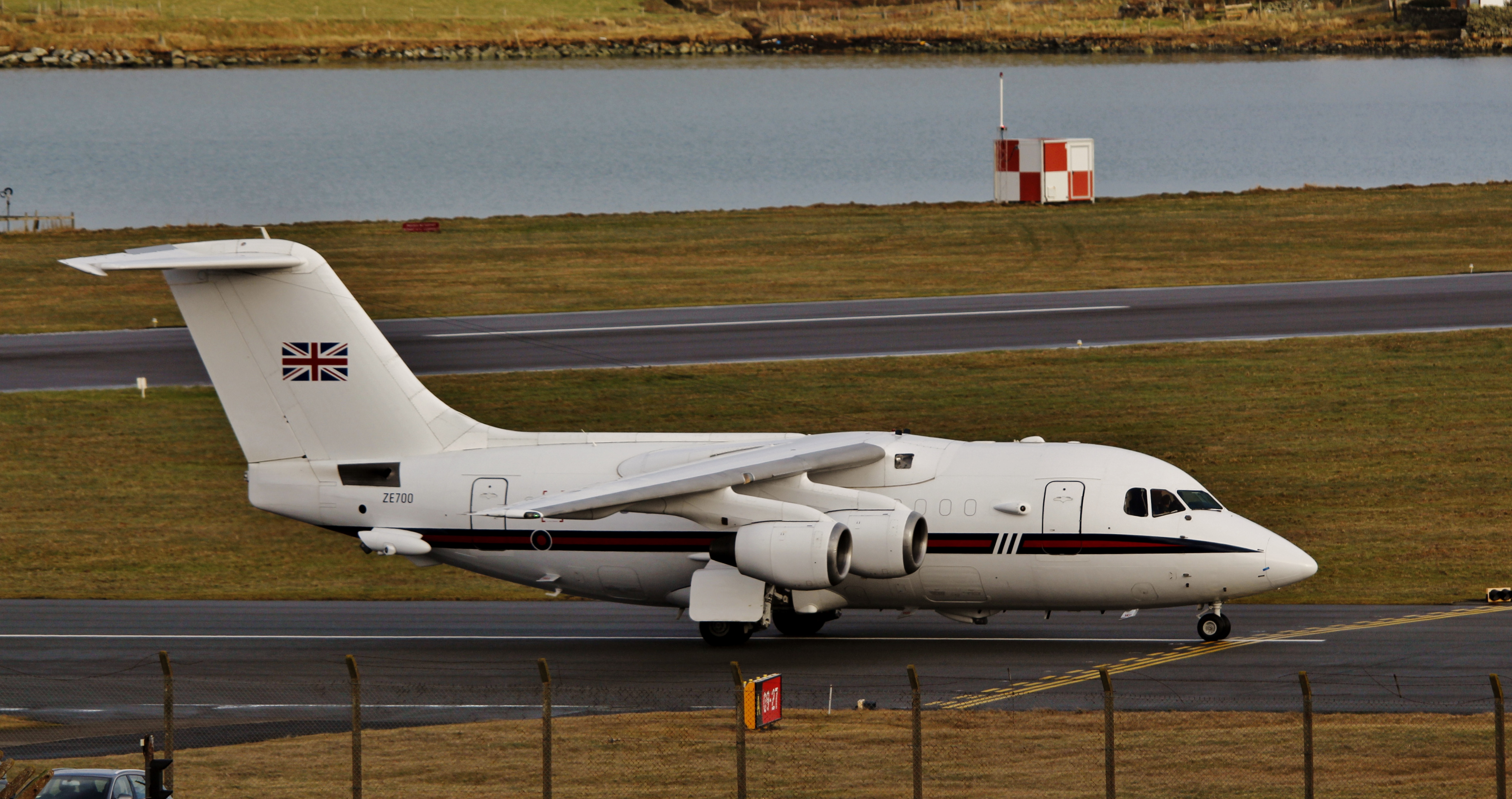 RAF BAe 146 C Mk3 ZE700 in rullaggio a Sumburgh