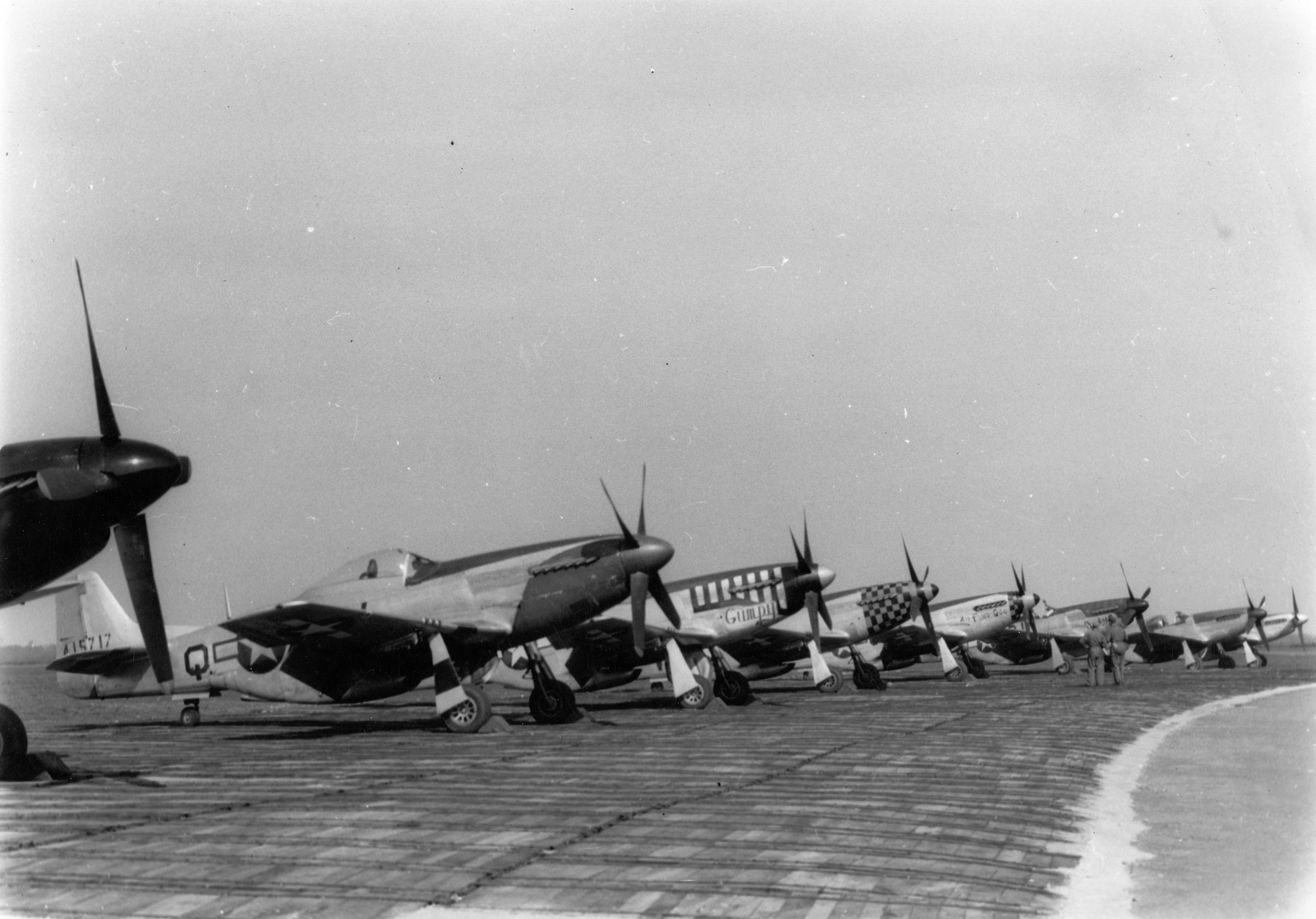 RAF Debden - Mustangs P-51D do 8th Fighter Command em linha