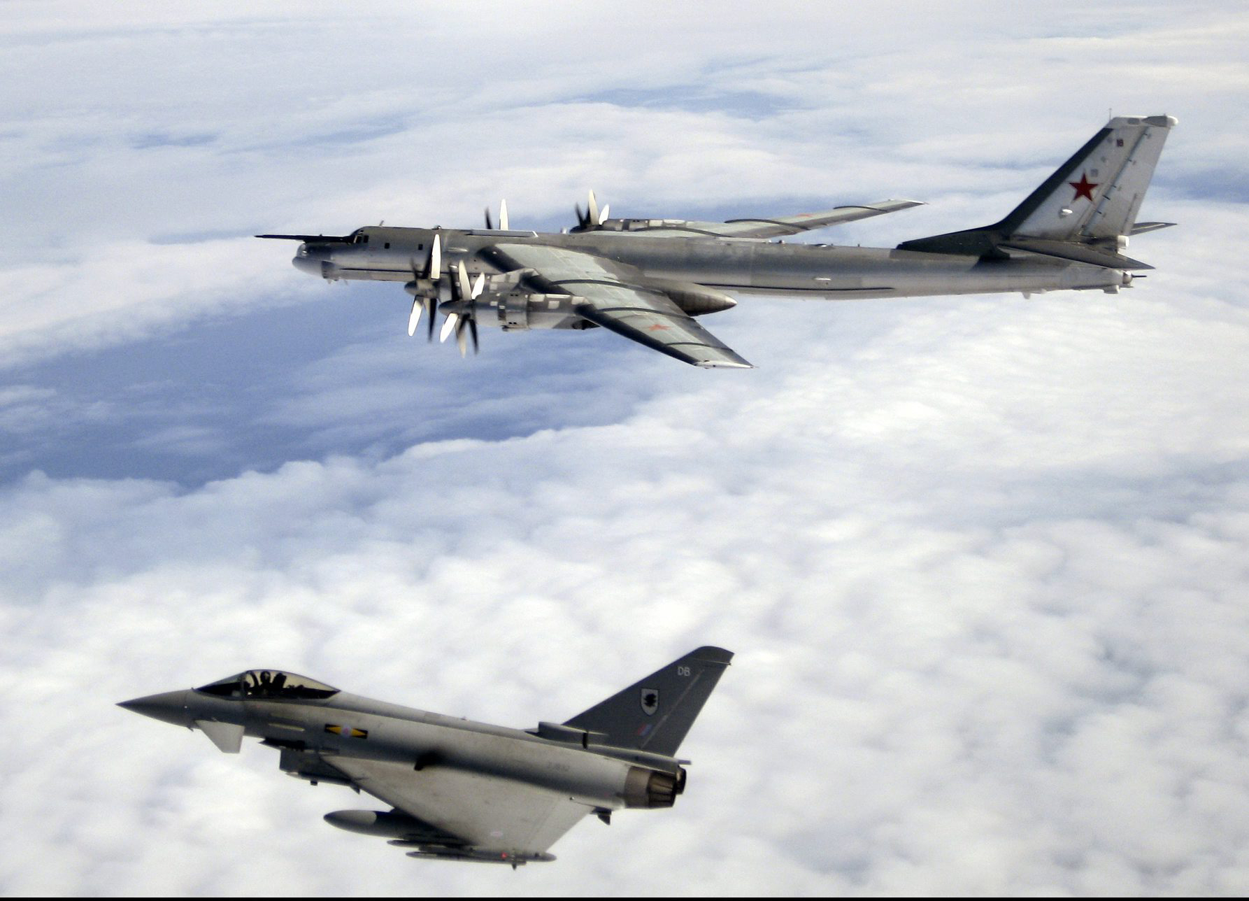 Um Typhoon da RAF junto a uma aeronave russa Bear H