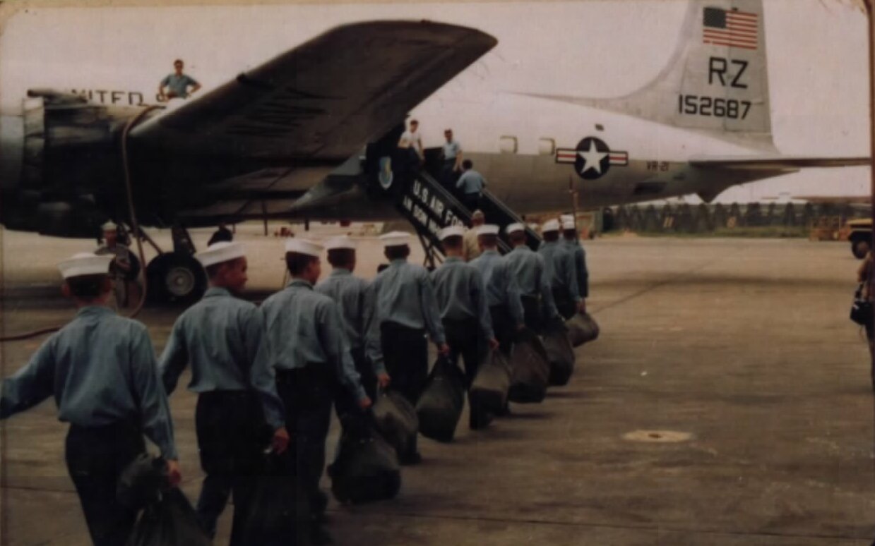 Reclutas de la RVNN embarcando en un C-118 de la US Navy en Tan Son Nhut
