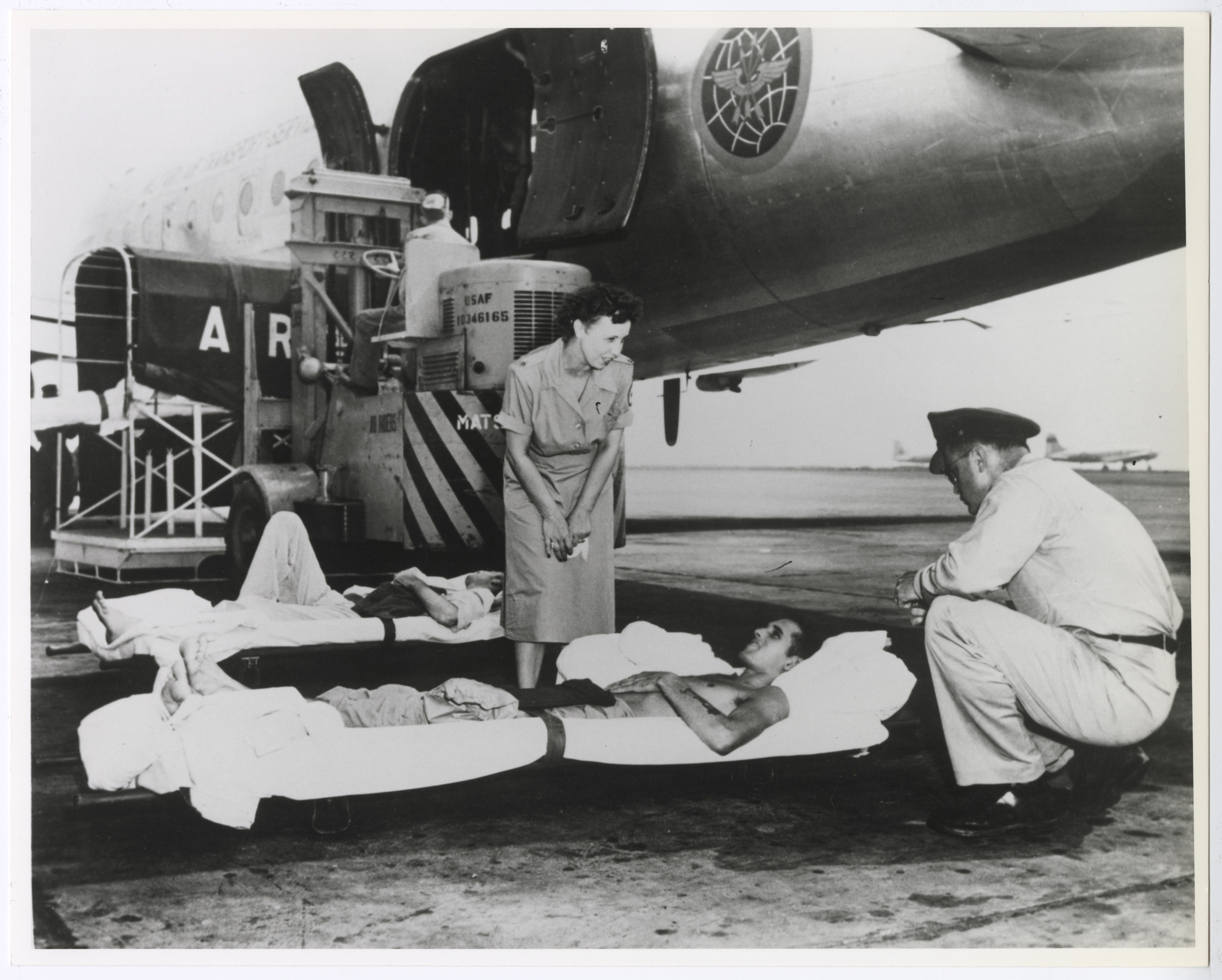 Red Cross worker with injured soldiers at Haneda Air Force Base in Tokyo, ca. 1947-1953 - DPLA - 5a6 aefc 4ac9dd230410d3757007f3174