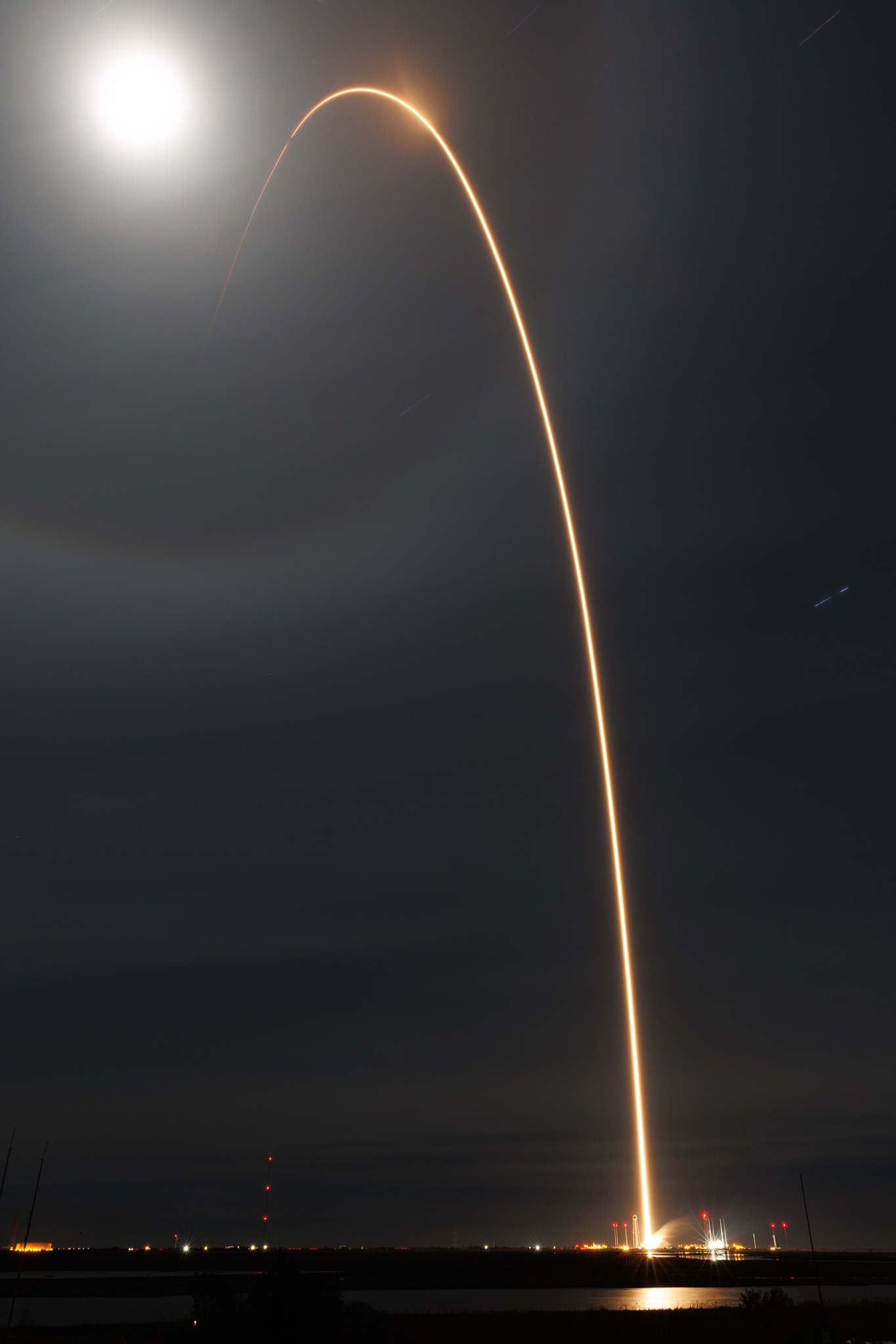 L'HASTE di Rocket Lab in lancio notturno dal Launch Complex 2, NASA Wallops, 27 febbraio 2026 (lunga esposizione, missione Cassowary Vex)