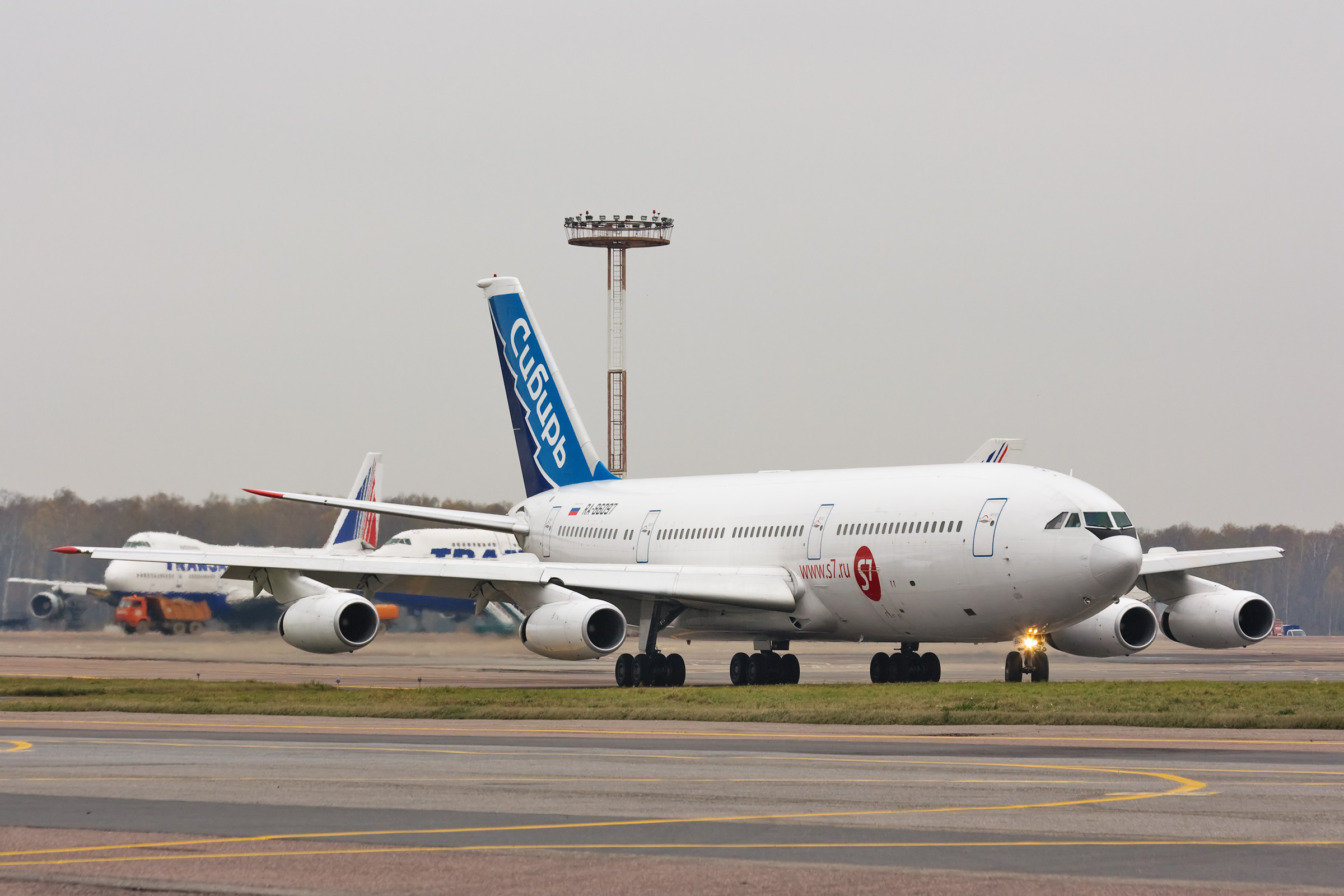 Ilyushin Il-86 of S7 Airlines (RA-86097) at Moscow Domodedovo Airport