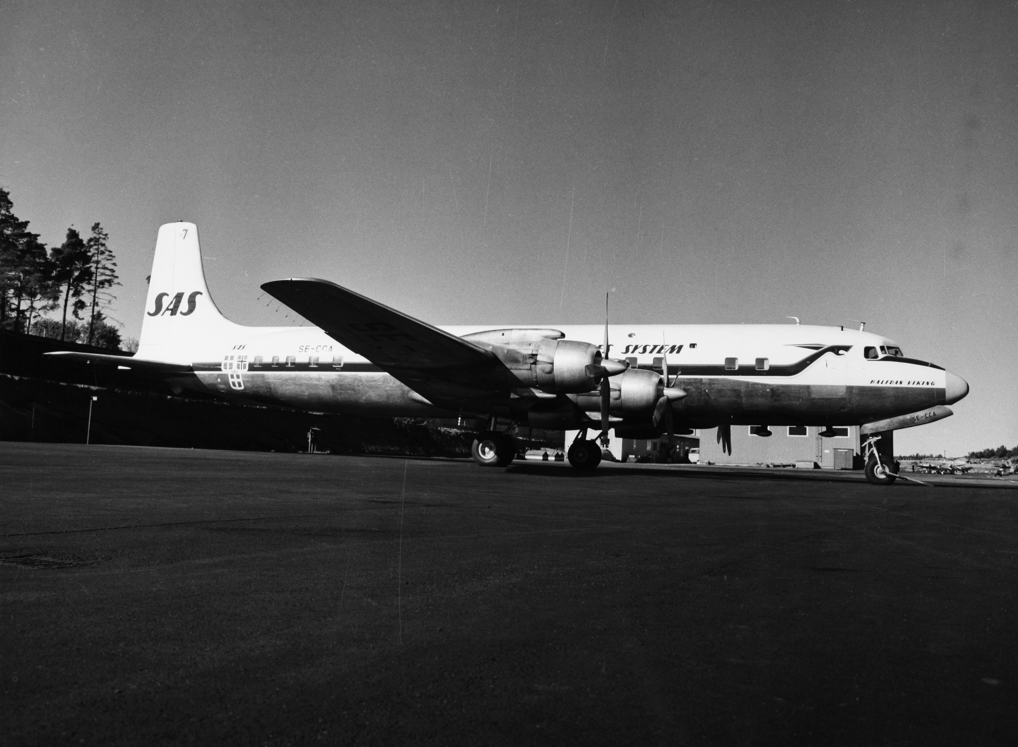 SAS DC-7C Halfdan Viking, SE CCA en tierra en el aeropuerto de Bromma BMA, Estocolmo, años 60