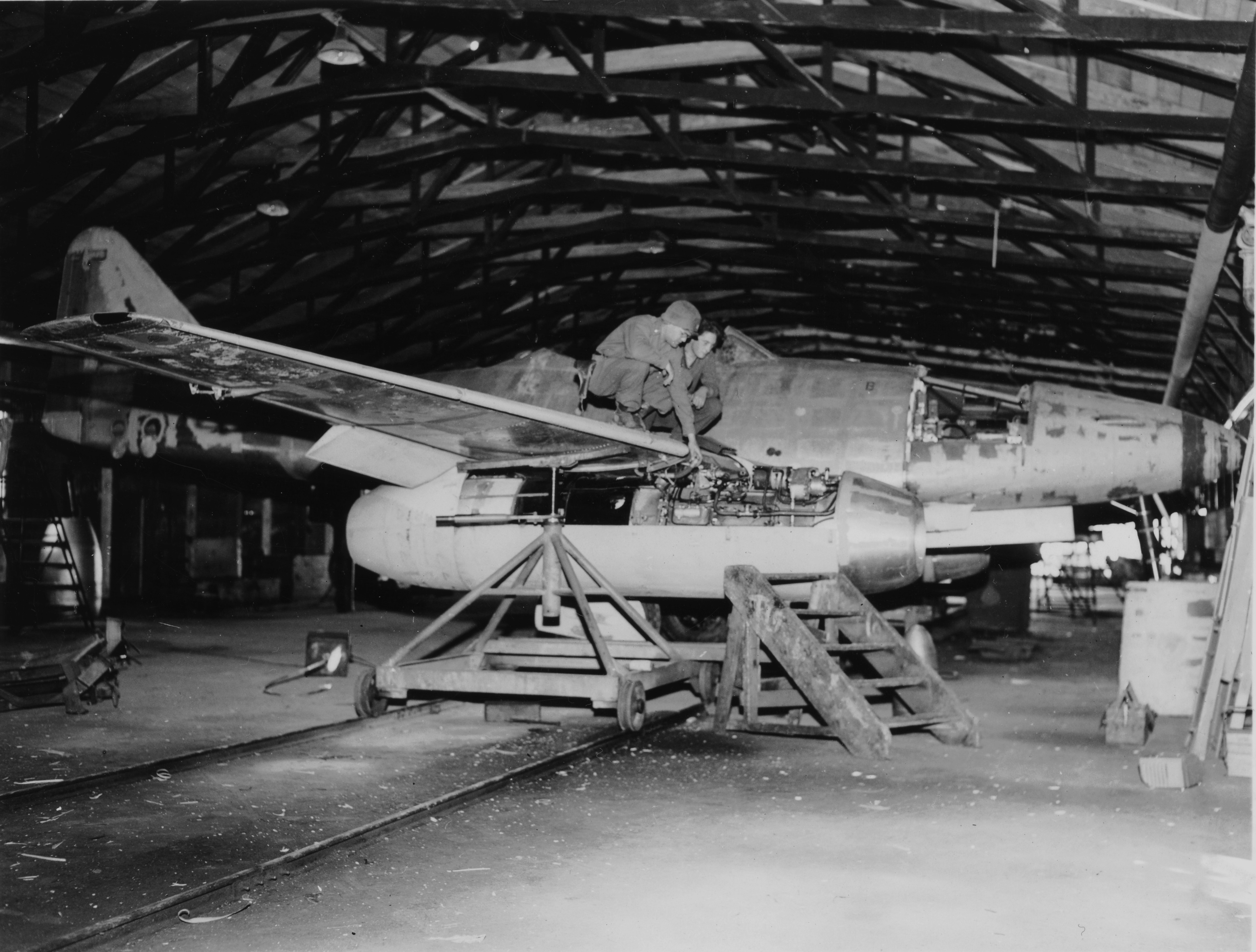 SC 196211 - Einer von mehreren deutschen Düsenjägern ME262, die in einem Montagewerk zurückgelassen wurden, als Einheiten der 63. Infanteriedivision den Sektor überrannten, bevor die Fabrik zerstört werden konnte.