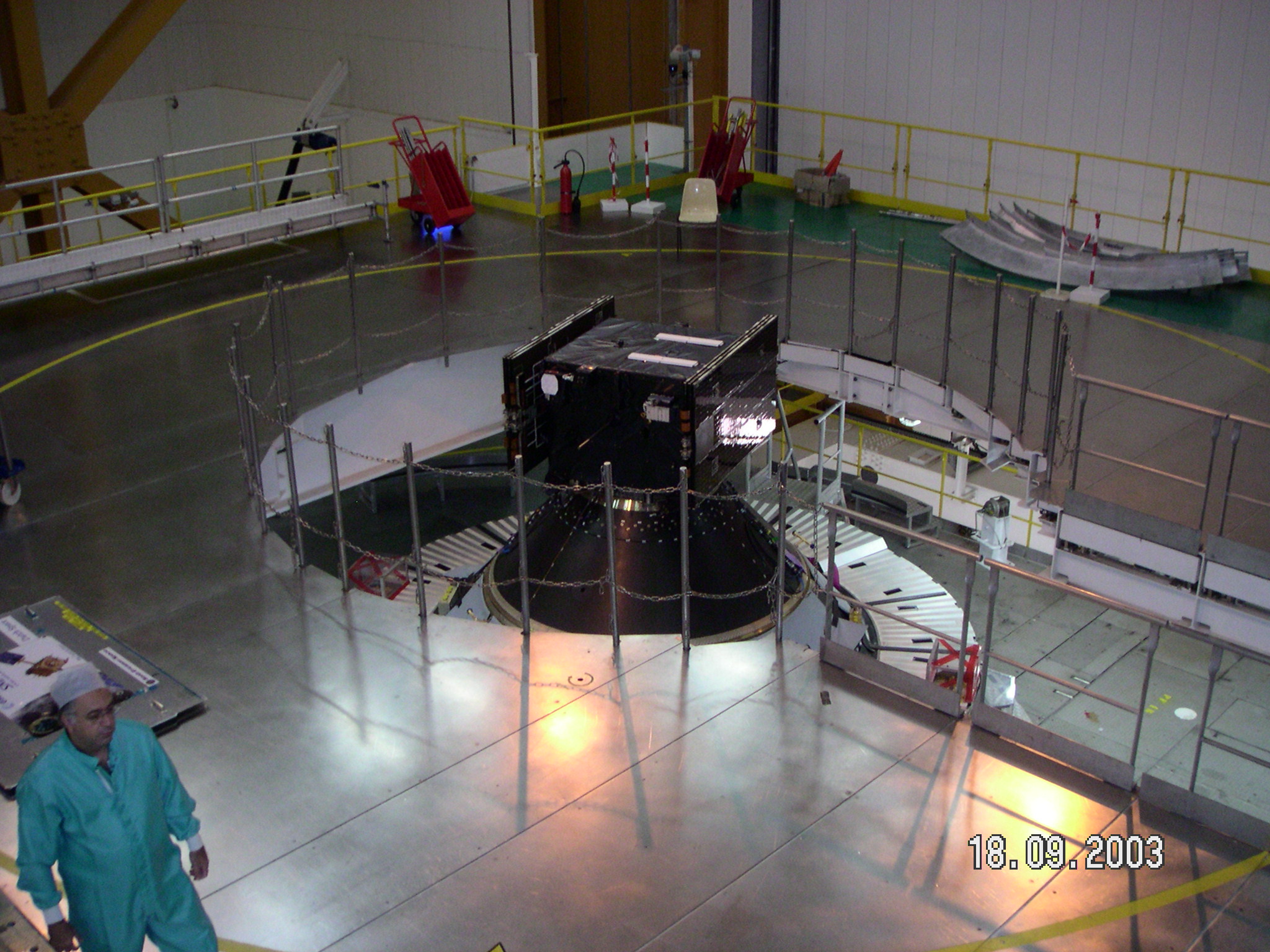 SMART 1 izado sobre el lanzador Ariane 5 en el Edificio de Ensamblaje Final, Kourou (septiembre de 2003, último vuelo del Ariane 5G)