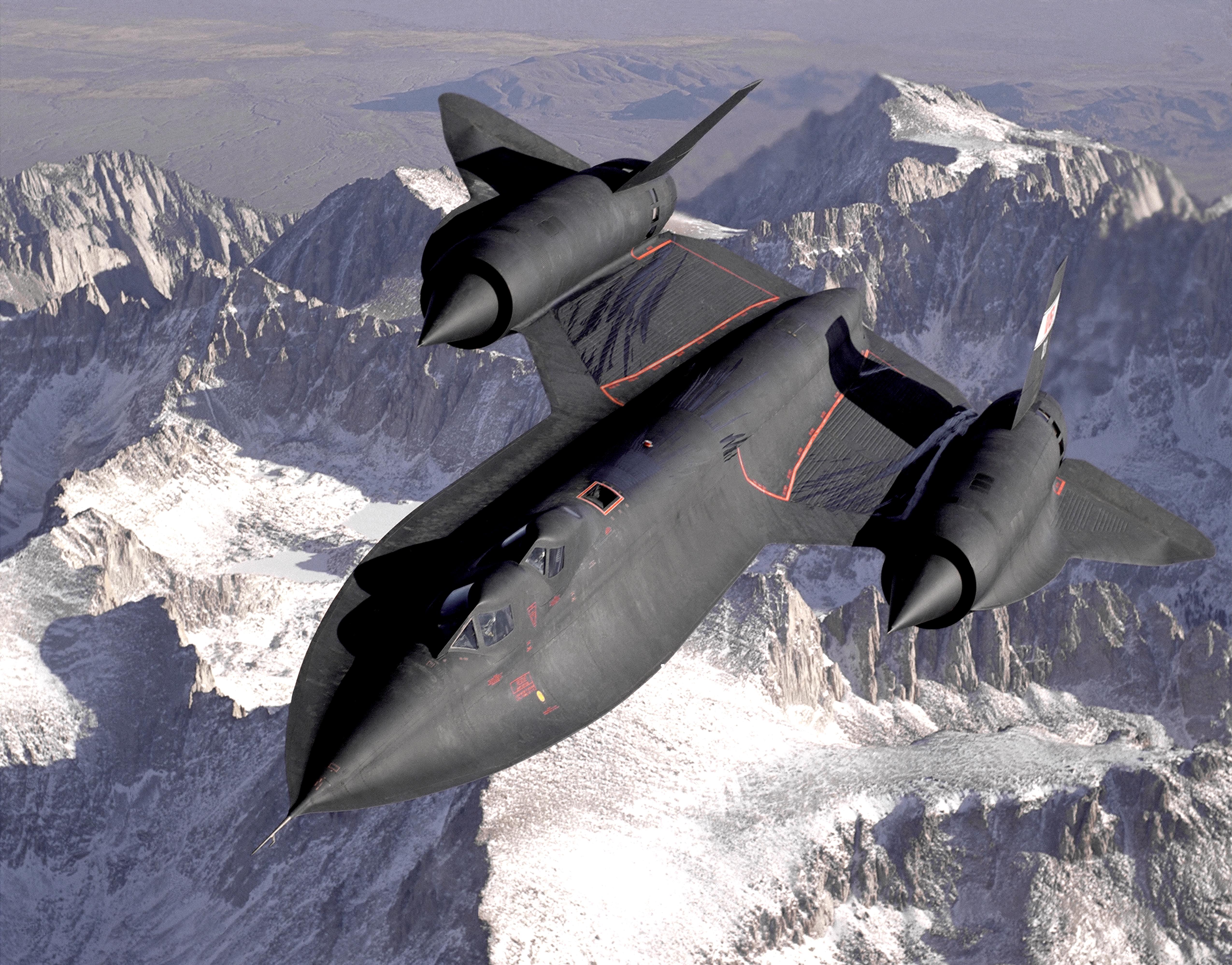 SR-71B Blackbird sopra le montagne innevate della Sierra Nevada in California