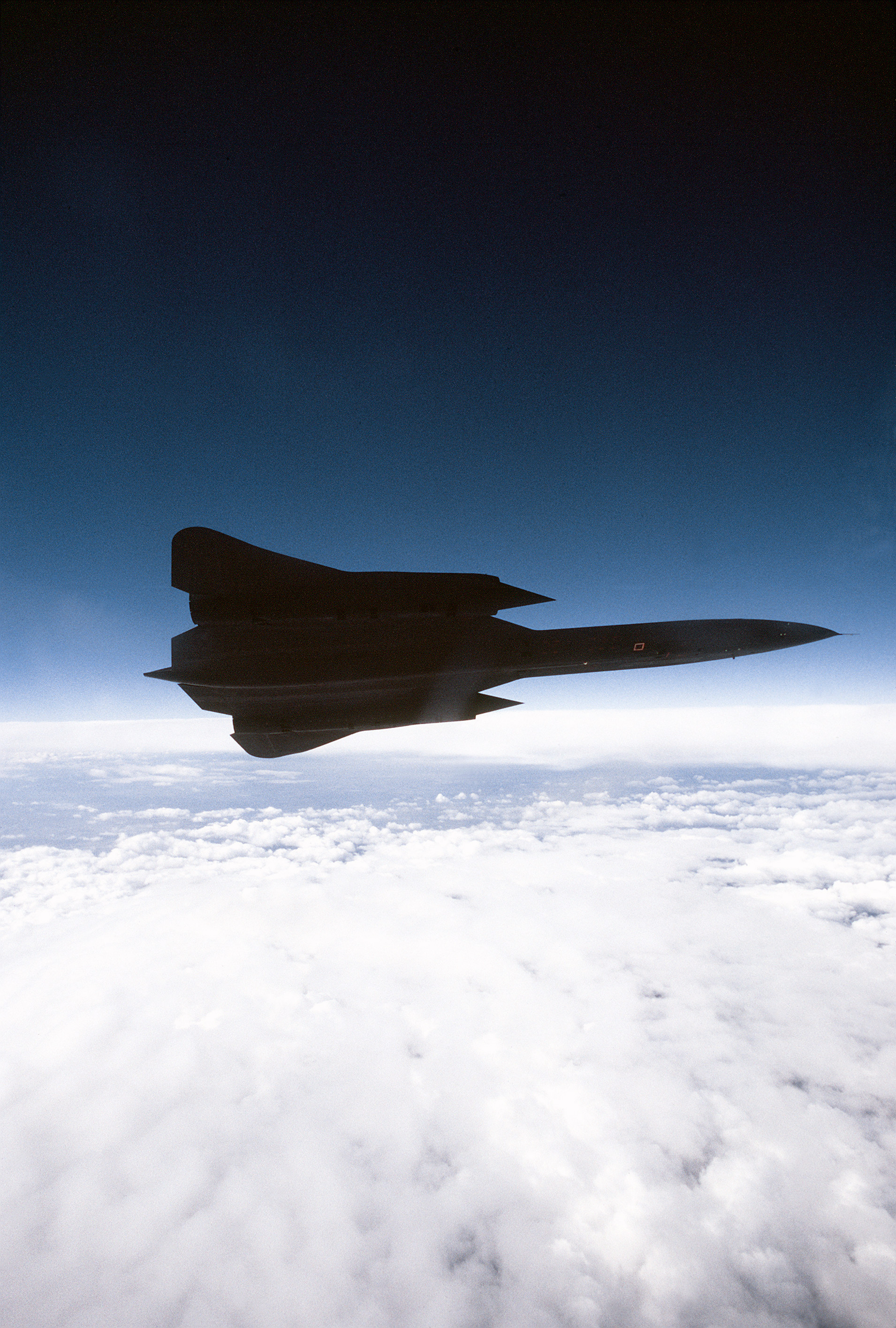 SR-71 del 9º Stormo da Ricognizione Strategica in volo sopra nubi sparse