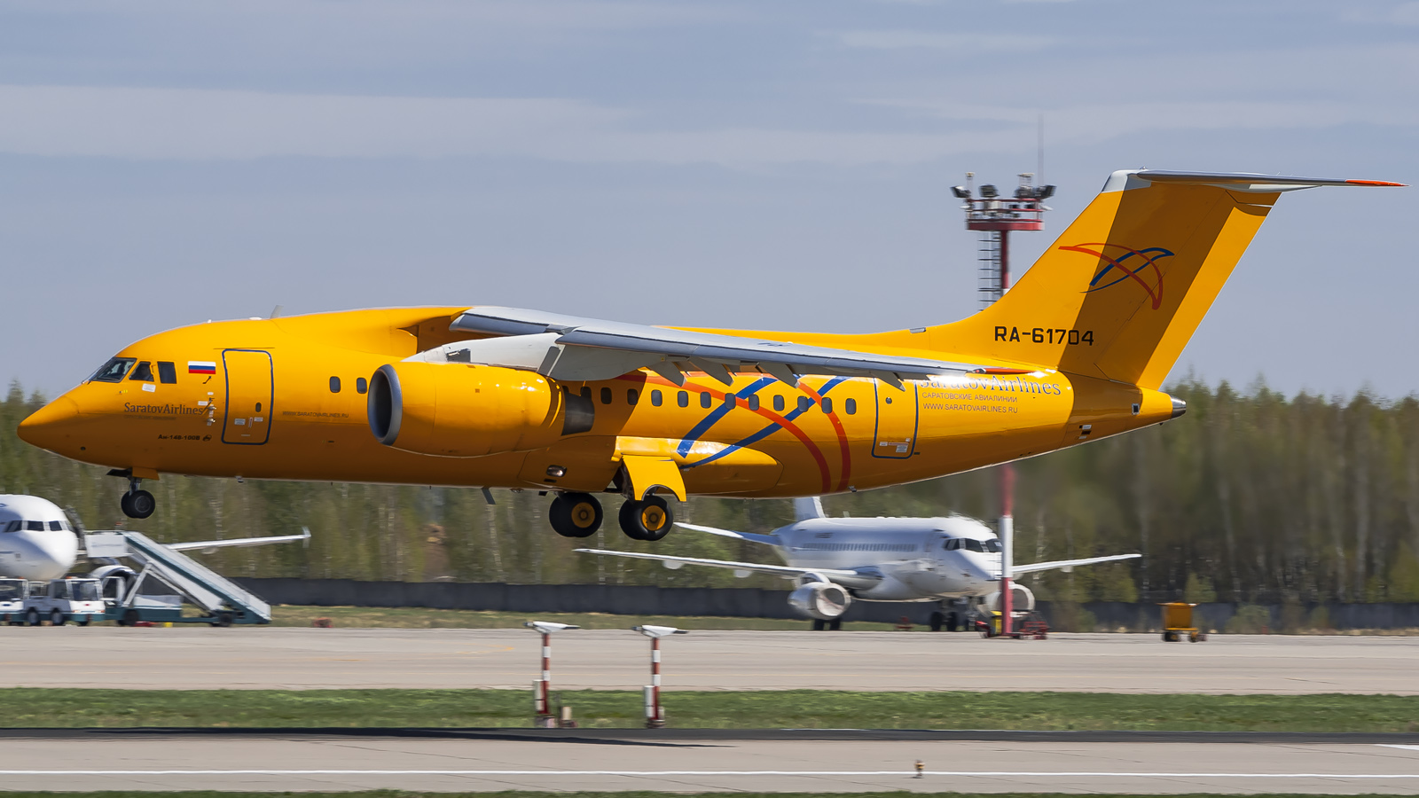 Saratov Airlines Antonov An-148-100V RA-61704 a Domodedovo