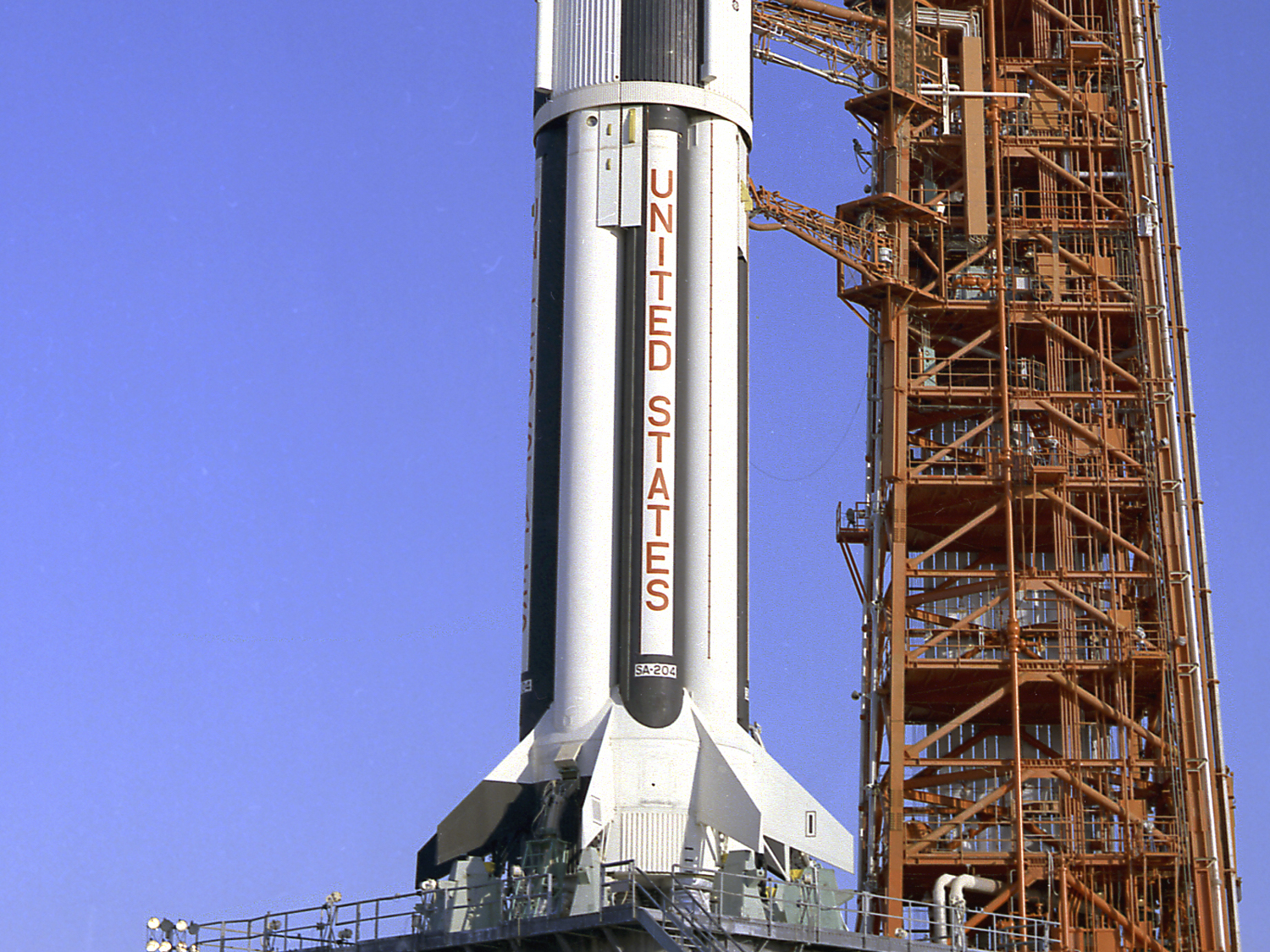 Saturn IB SA-204 en la rampa de lanzamiento LC-37B