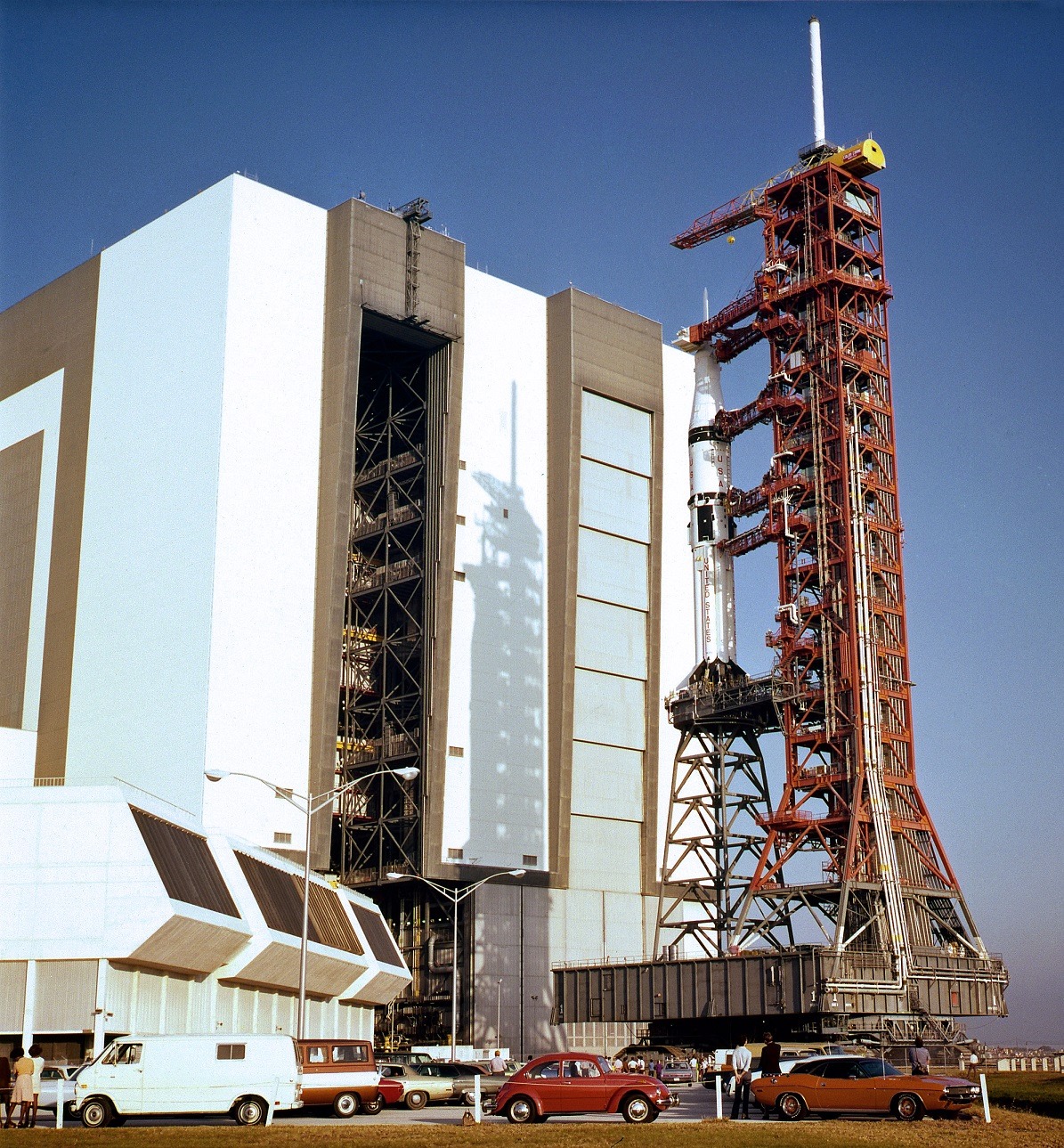 Saturn IB SA-210 para el ASTP iniciando el traslado desde el VAB hasta el LC-39B, 24 de marzo de 1975