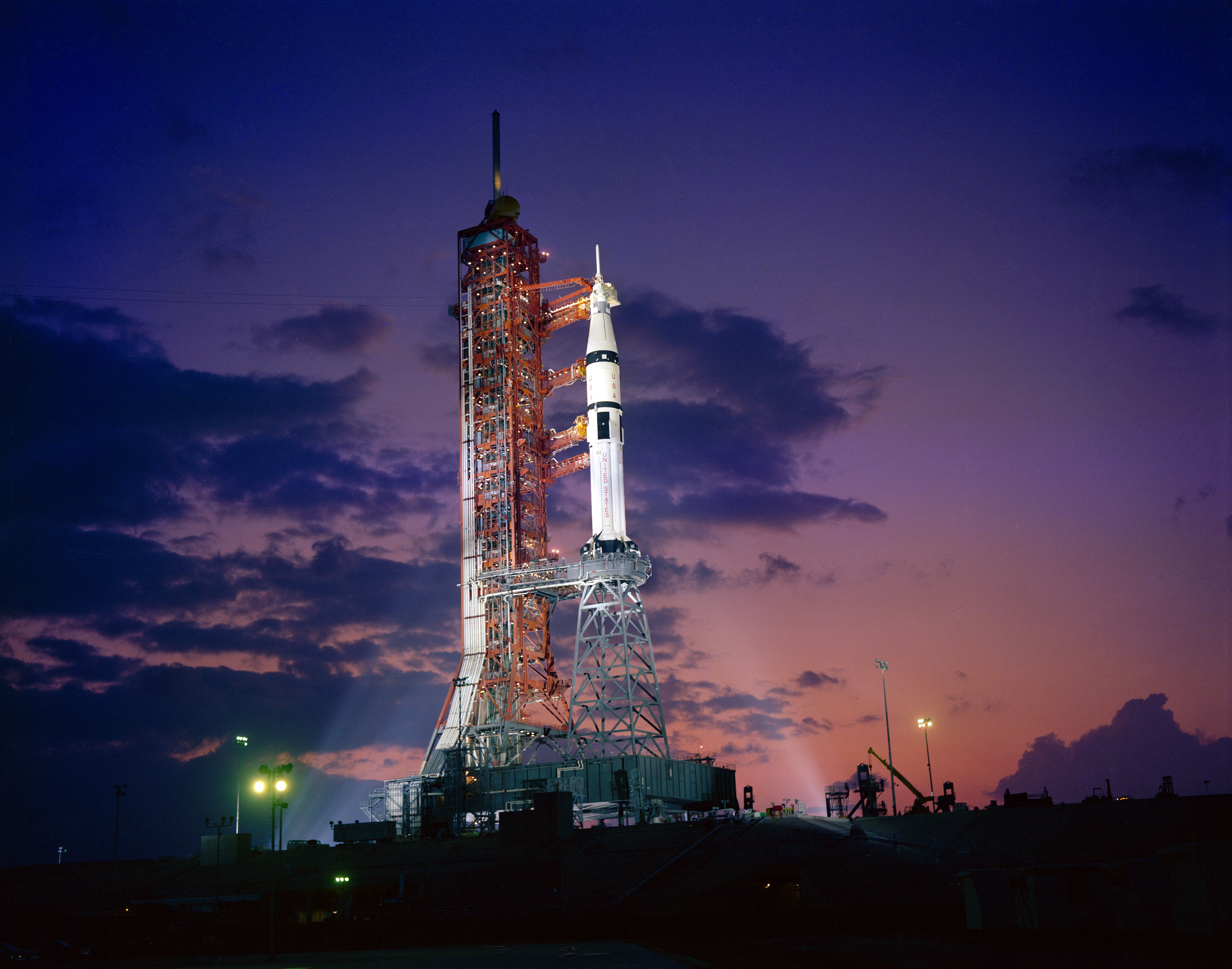 Saturn IB SA-210 para el ASTP en el LC-39B en las primeras horas de la mañana, 1975