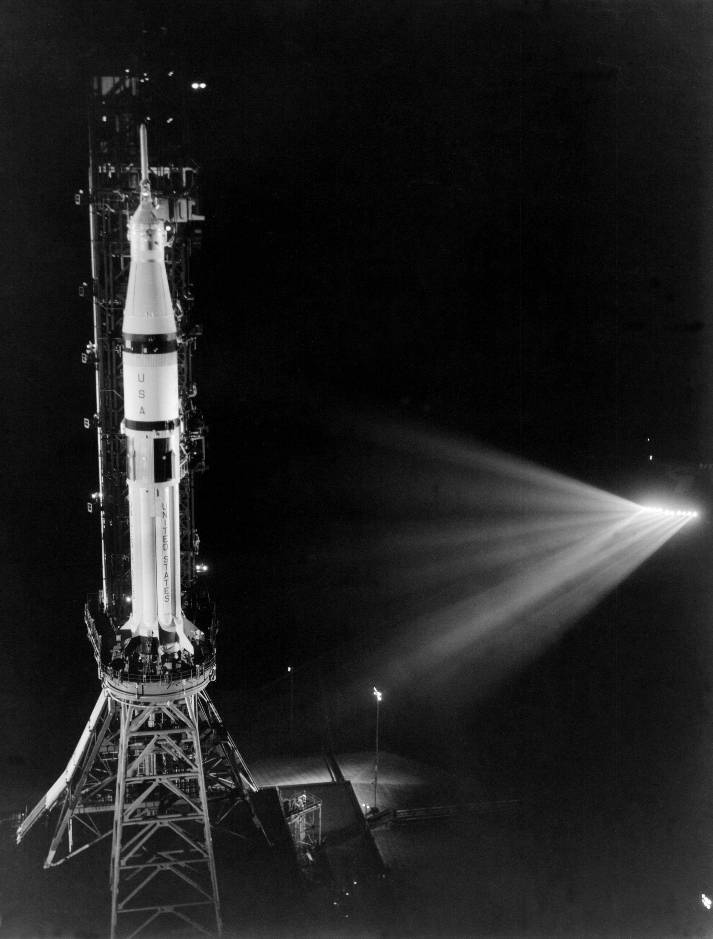 Saturn IB SA-210 con la nave ASTP en el LC-39B mientras se retira la estructura de servicio, 1975