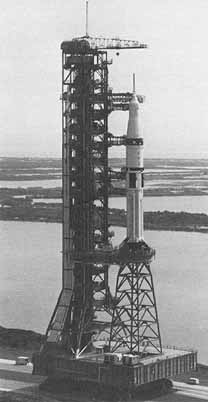 Saturn IB sobre el pedestal «milkstool» dentro de la torre del LC-39B para los vuelos del Skylab, 1973