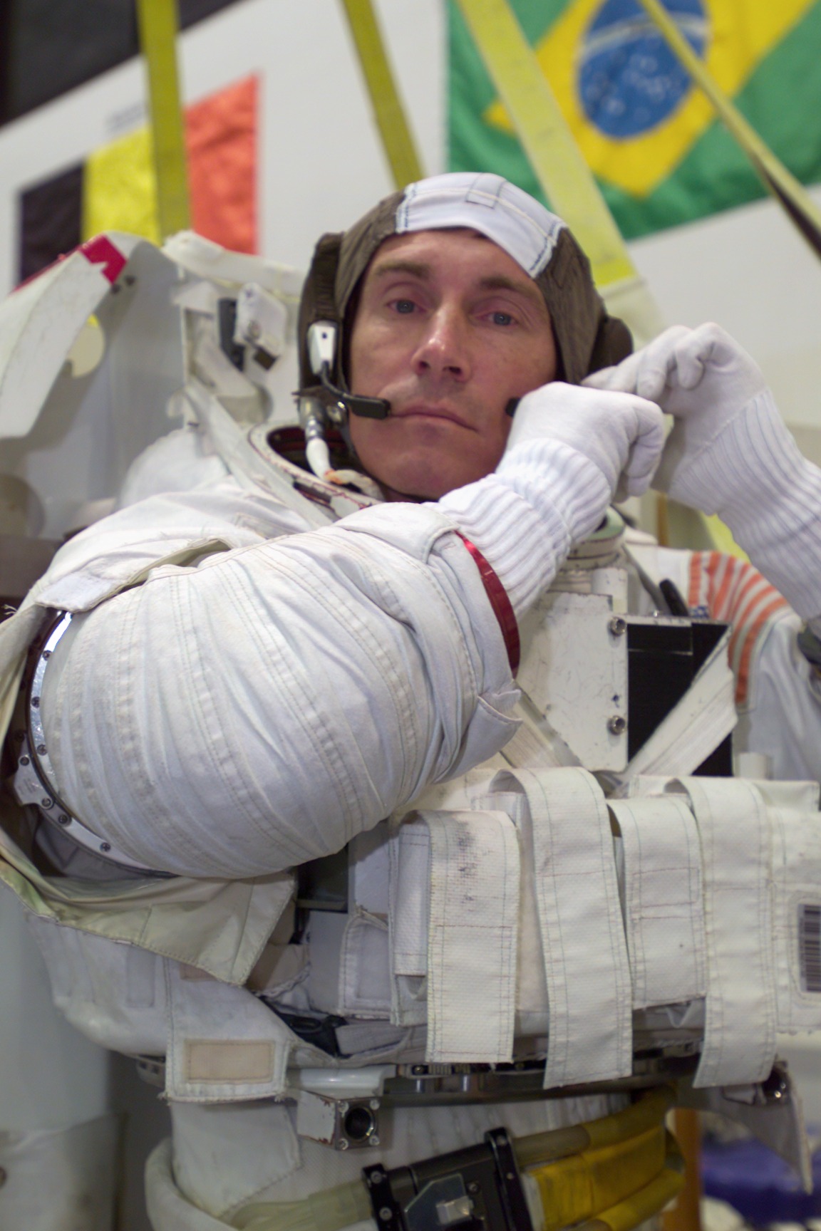 Sergei Krikalev indossa una tuta spaziale da addestramento