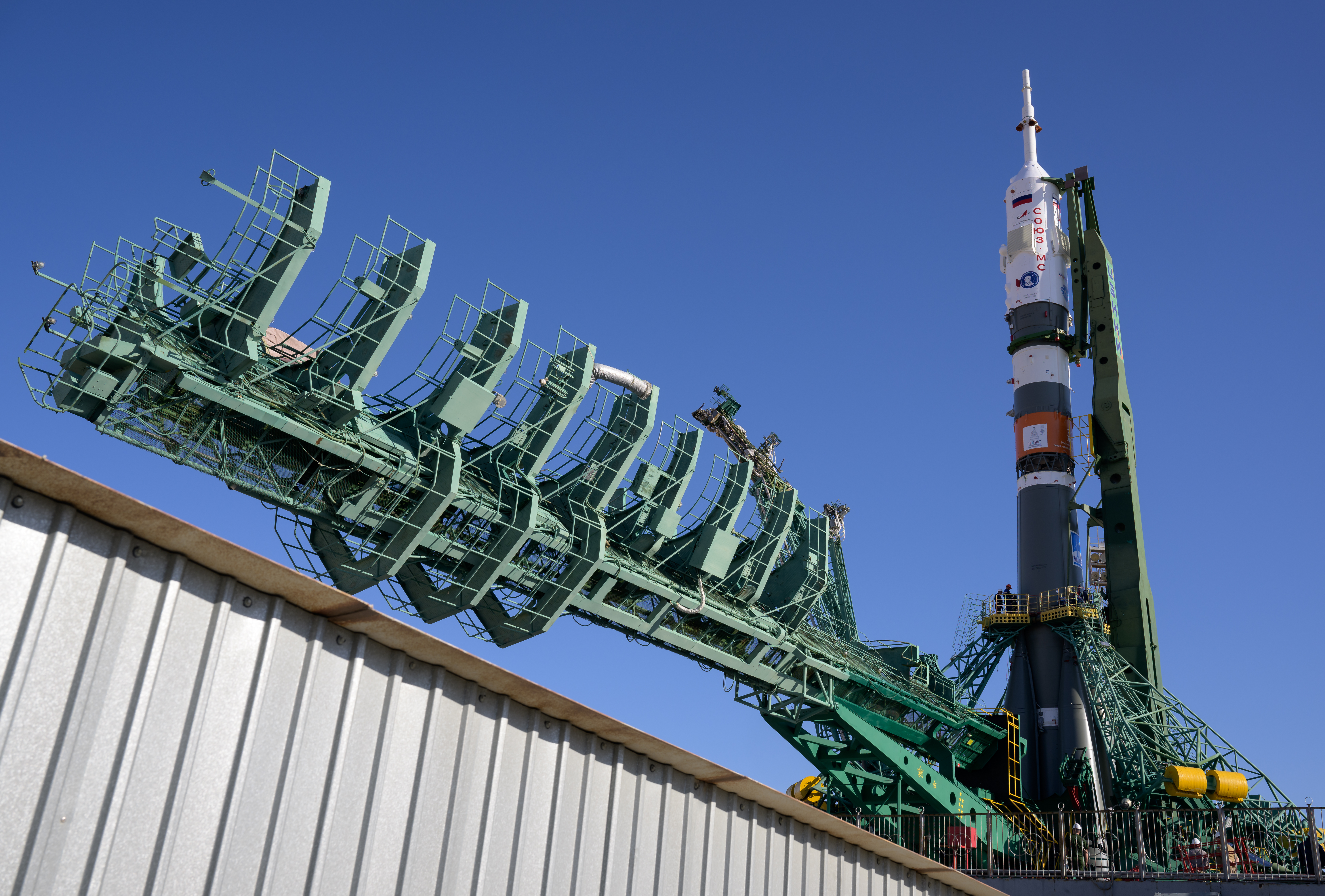 As estruturas de serviço a fechar-se em torno do Soyuz-2.1a na rampa