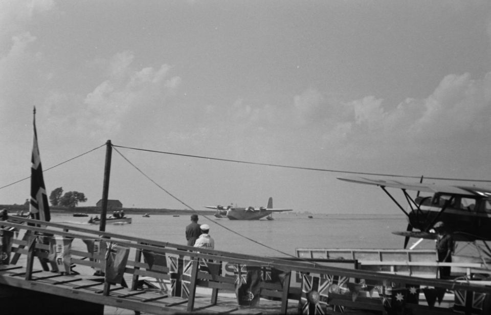 Short S 23 Empire Caledonia (G-ADHM) ormeggiato a un molo, Boucherville, Quebec, 8 luglio 1937
