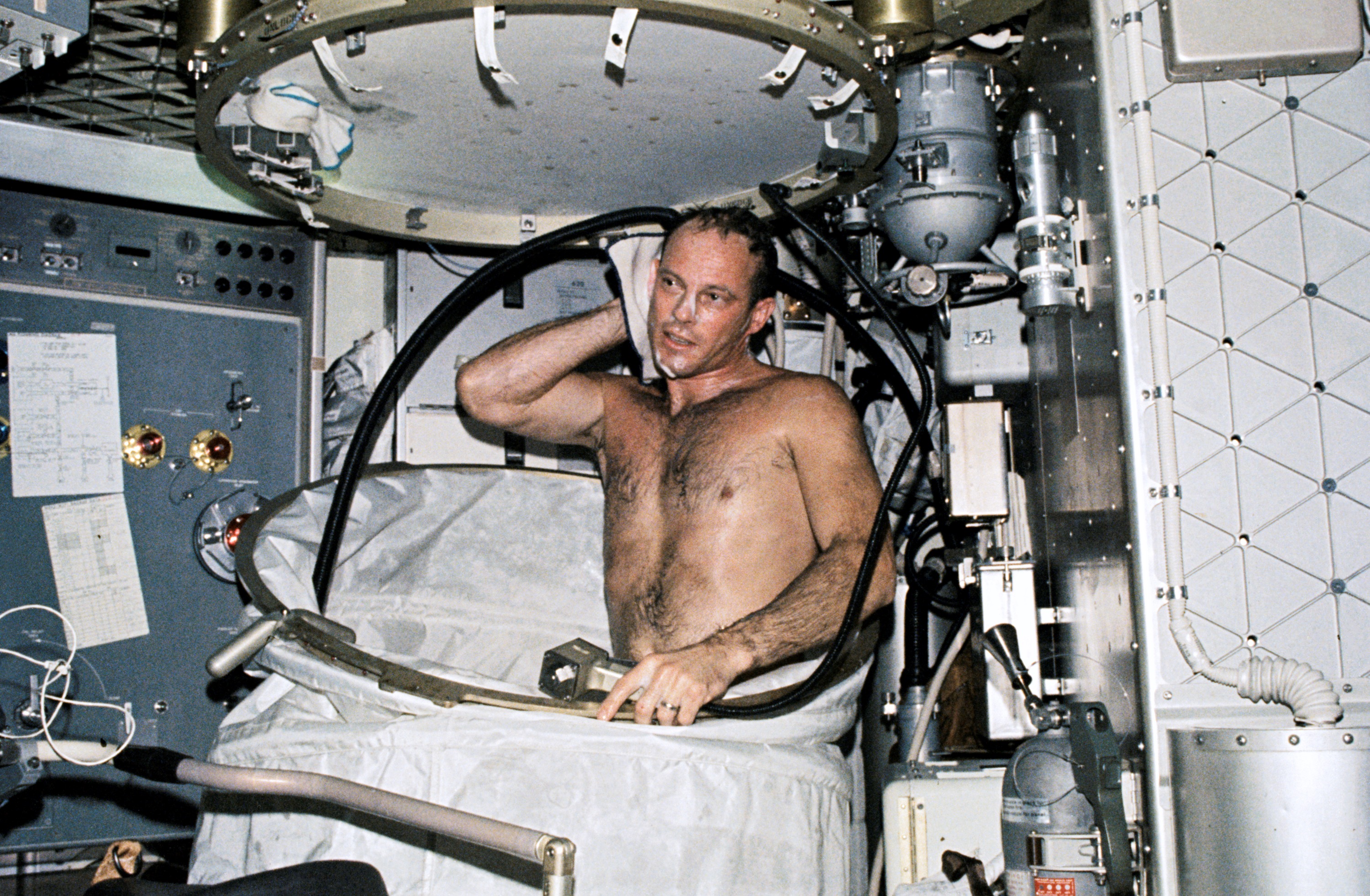 Duchándose en el Skylab - GPN-2000-001710