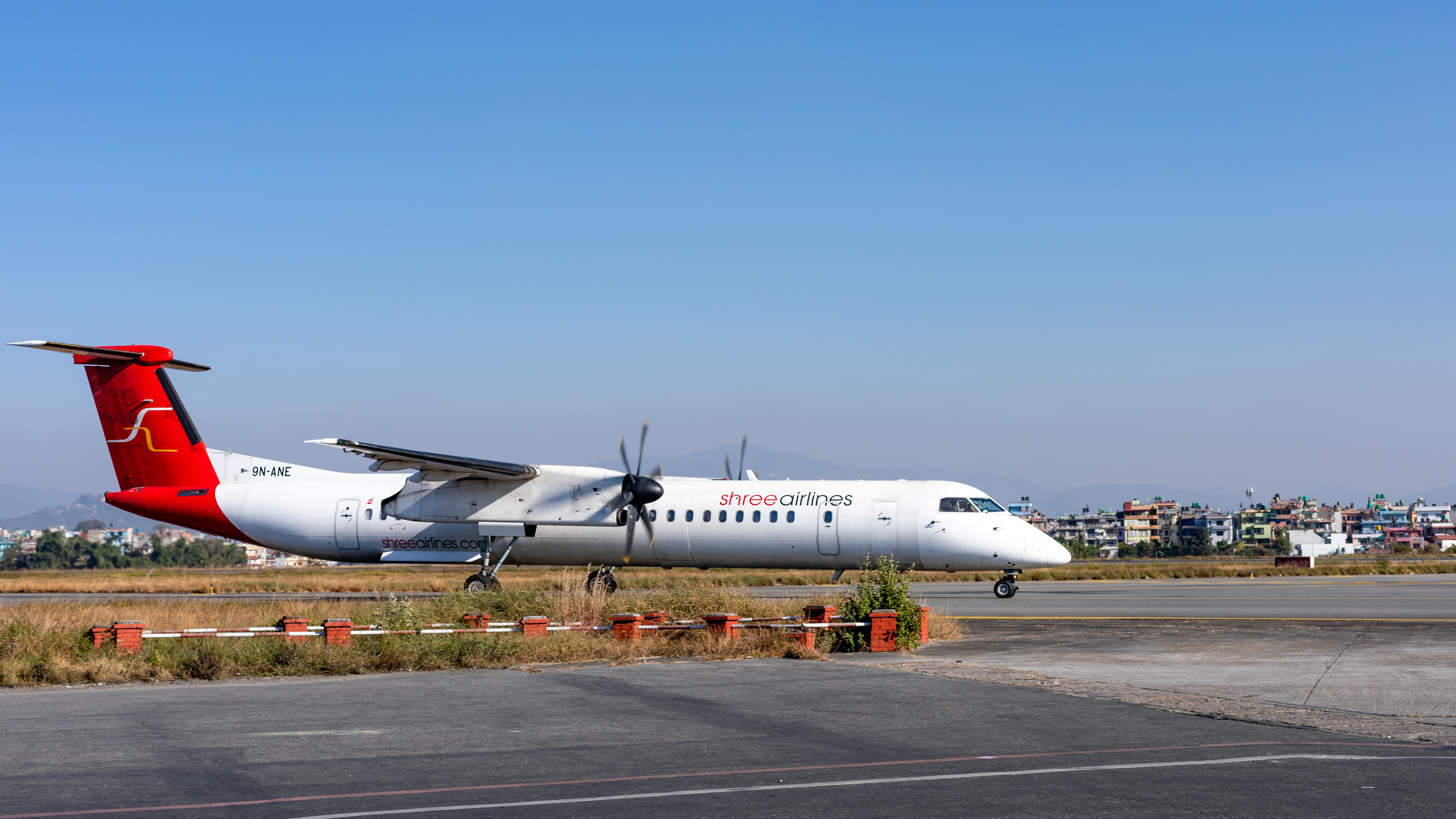 Aeronave Shree Airlines De Havilland Canada Dash 8-400 - (9N ANE) despegando del aeropuerto internacional Tribhuvan (TIA)-070A2297