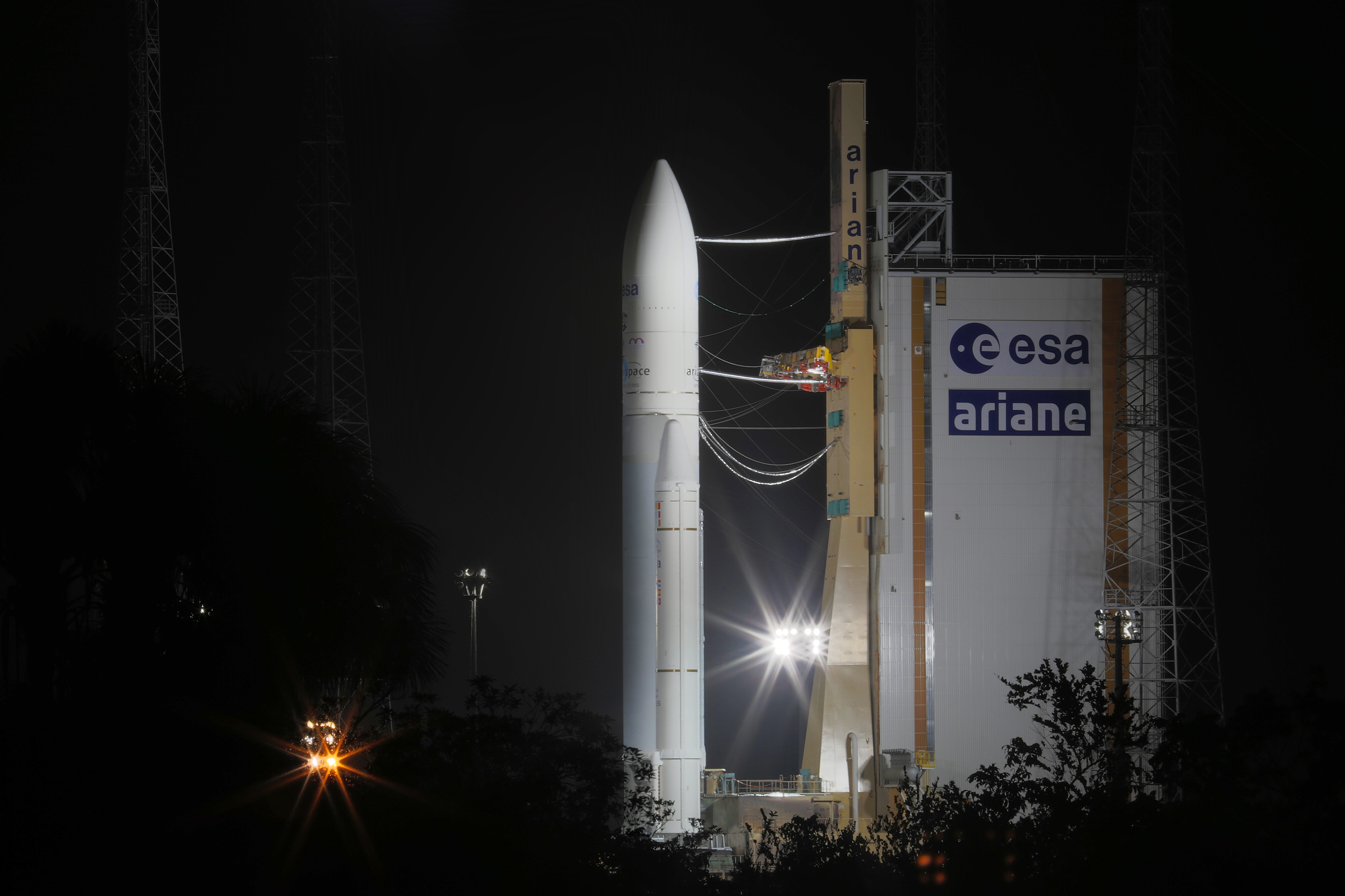 Vista lateral de un Ariane 5 ES en la zona de lanzamiento ELA-3