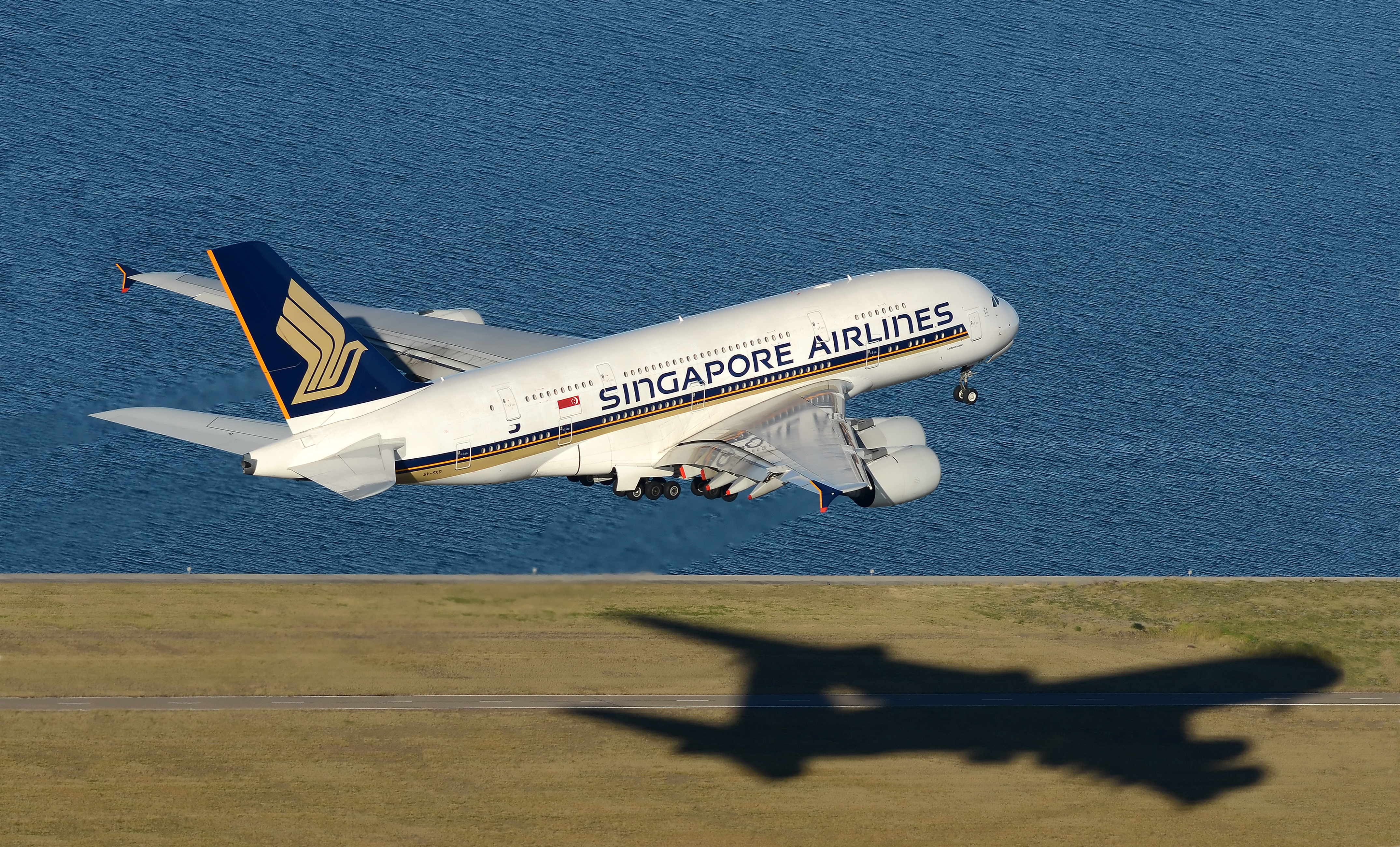 Airbus A380 di Singapore Airlines all'aeroporto di Sydney, con spazio aggiunto