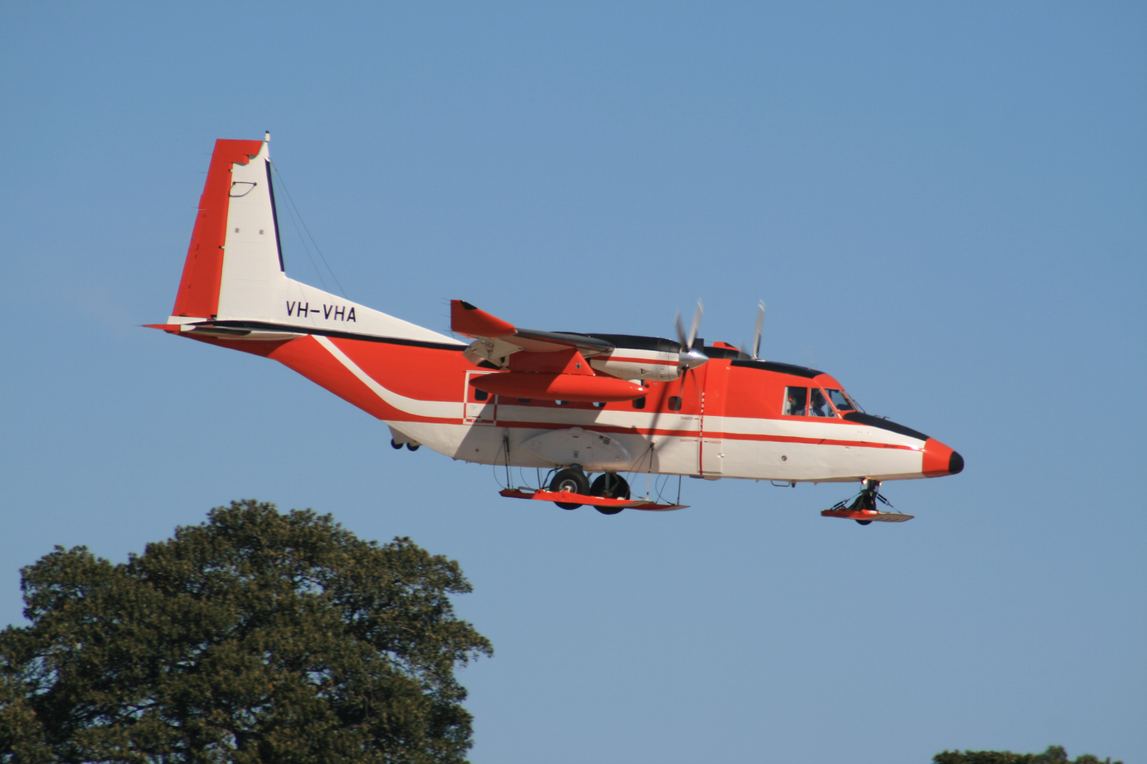 Skytraders CASA C-212-400 VH-VHA, equipado con esquís, aterrizando en el aeropuerto de Sídney