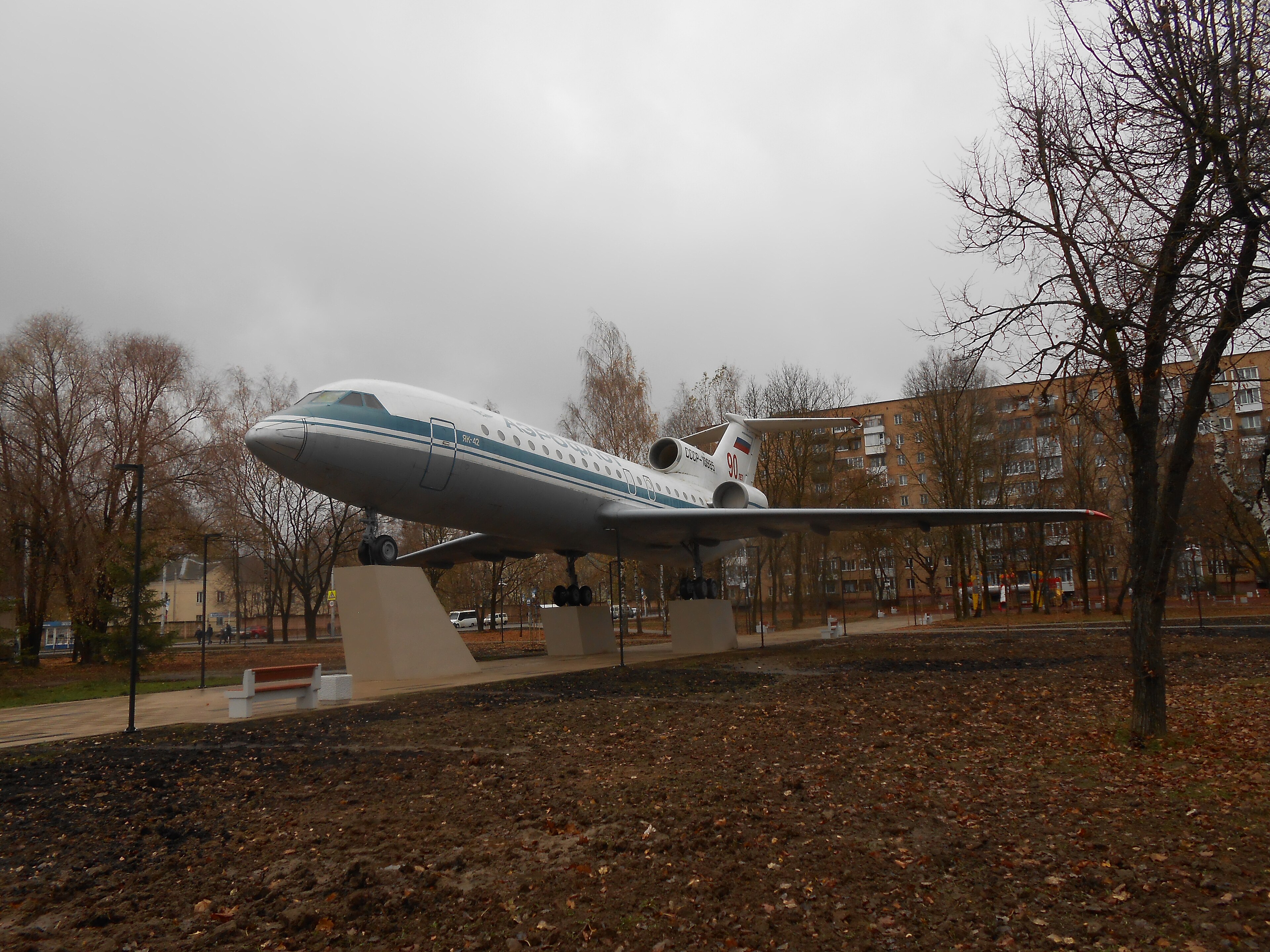 Yak-42 fabricado en Smolensk (c/n 422075380) conservado en Smolensk, vista frontal