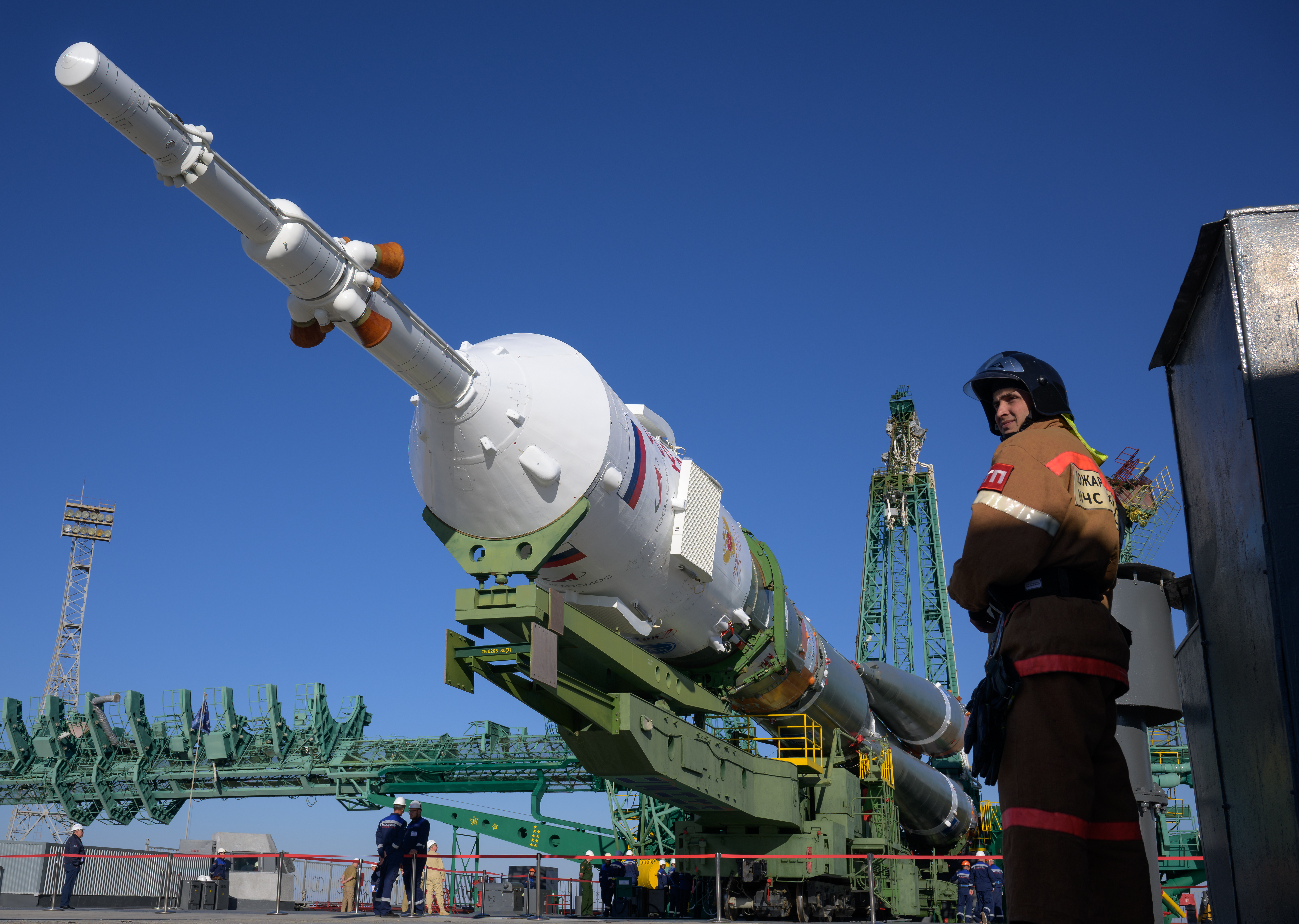 O Soyuz-2.1a a ser erguido para a posição vertical na rampa