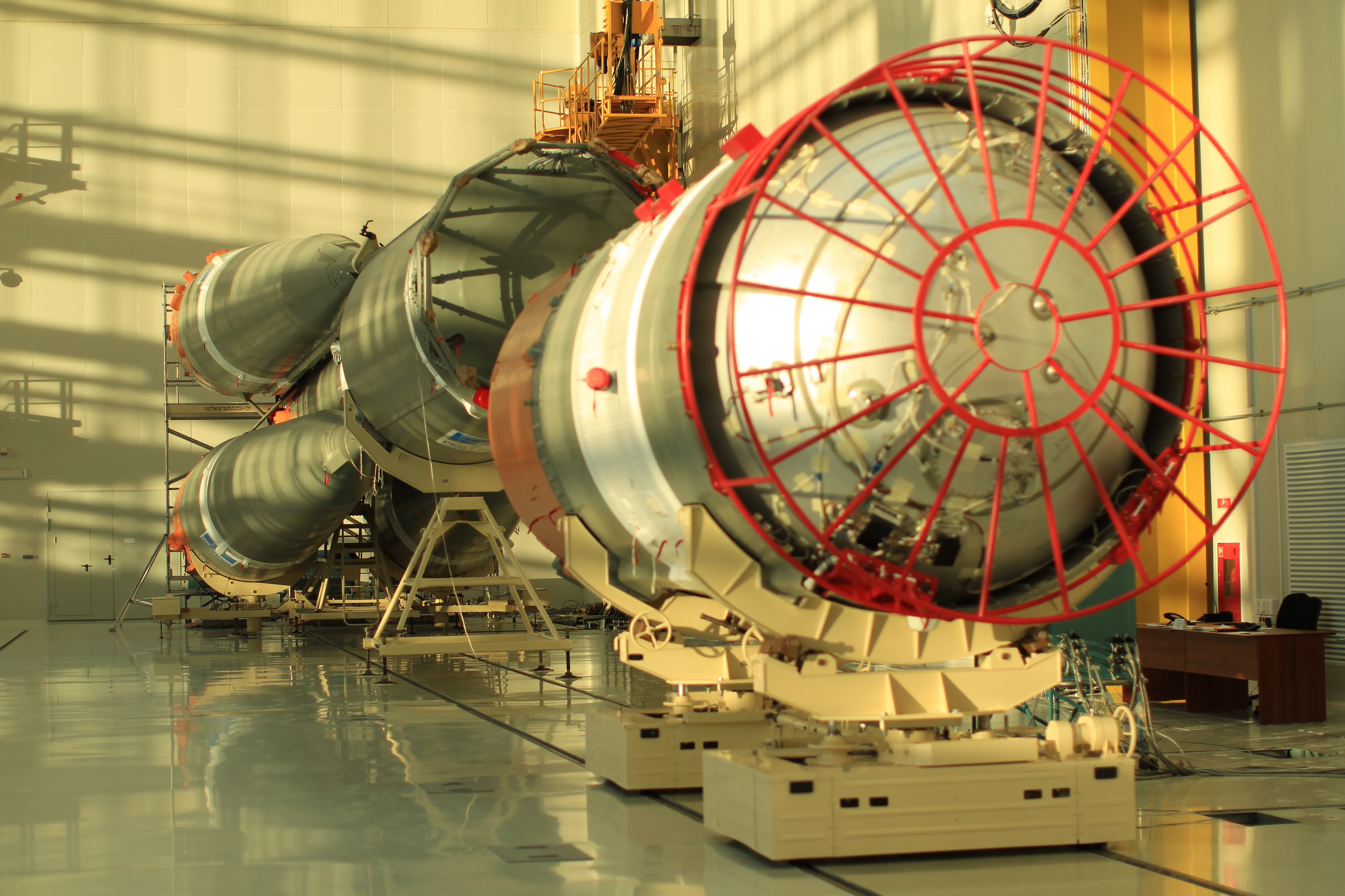 O lançador Soyuz-2.1a durante a montagem no cosmódromo de Vostochny