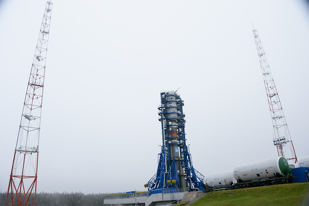 I motori del Soyuz-2.1b a piena spinta sulla rampa di Plesetsk