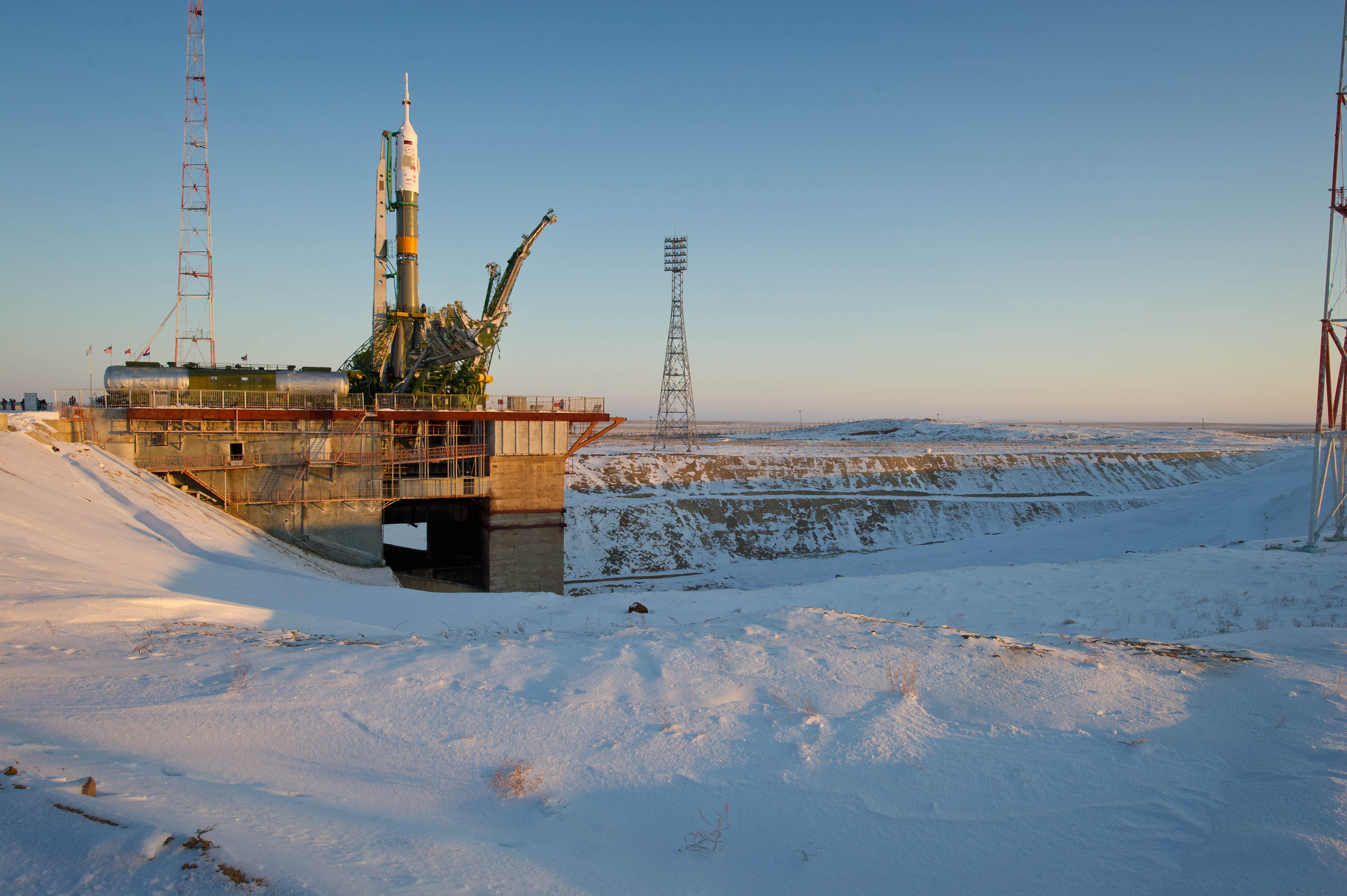Il razzo Soyuz TMA-03M alla rampa di lancio, strutture di servizio chiuse