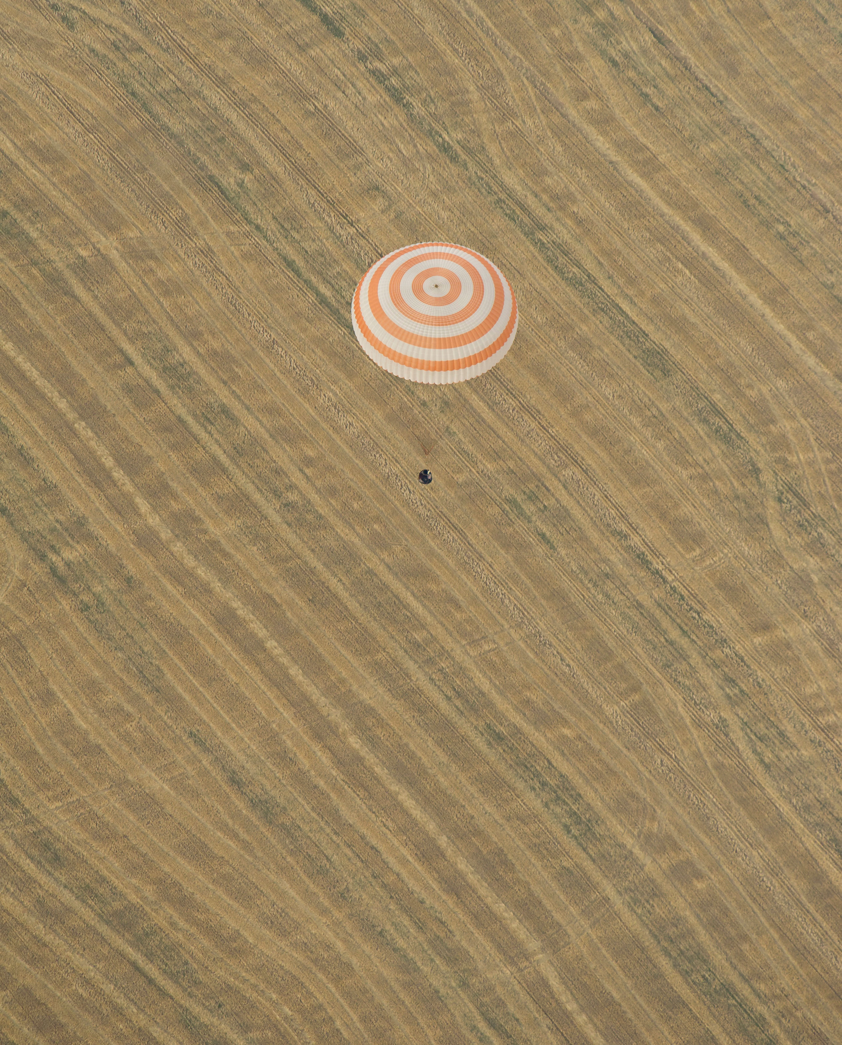 Cápsula Soyuz TMA-22 poco antes del aterrizaje