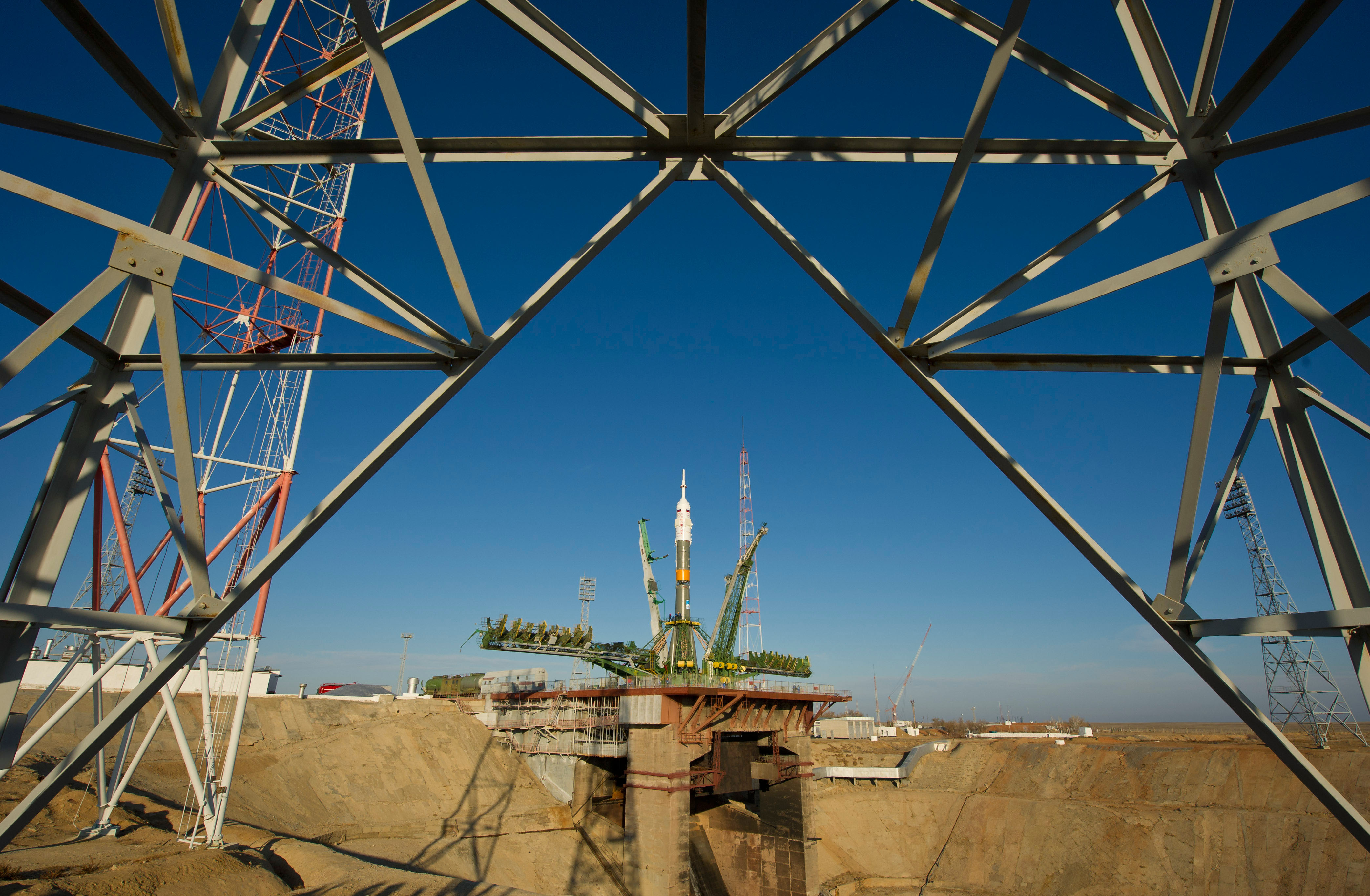 Cohete Soyuz TMA-22 en la rampa de lanzamiento