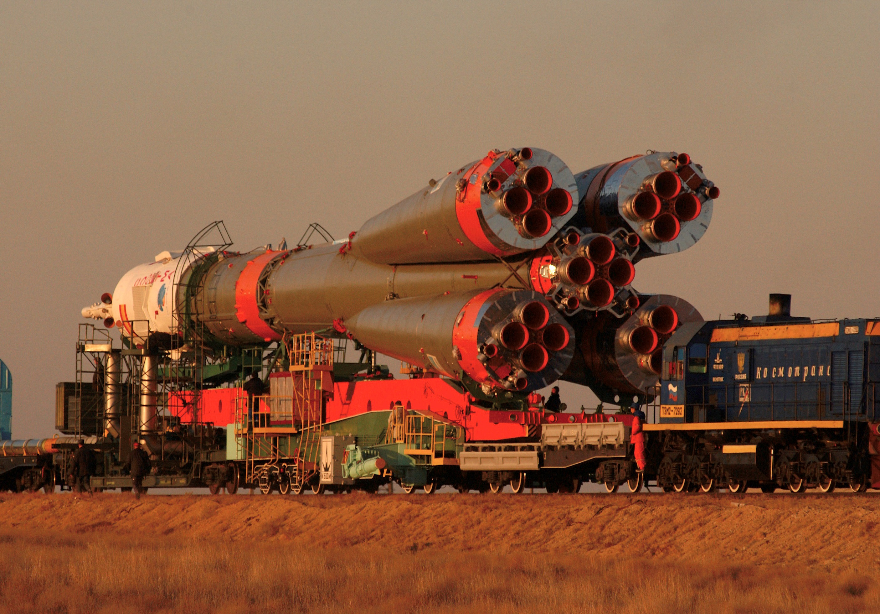 O lançador do Soyuz TMA-3 transportado para a rampa