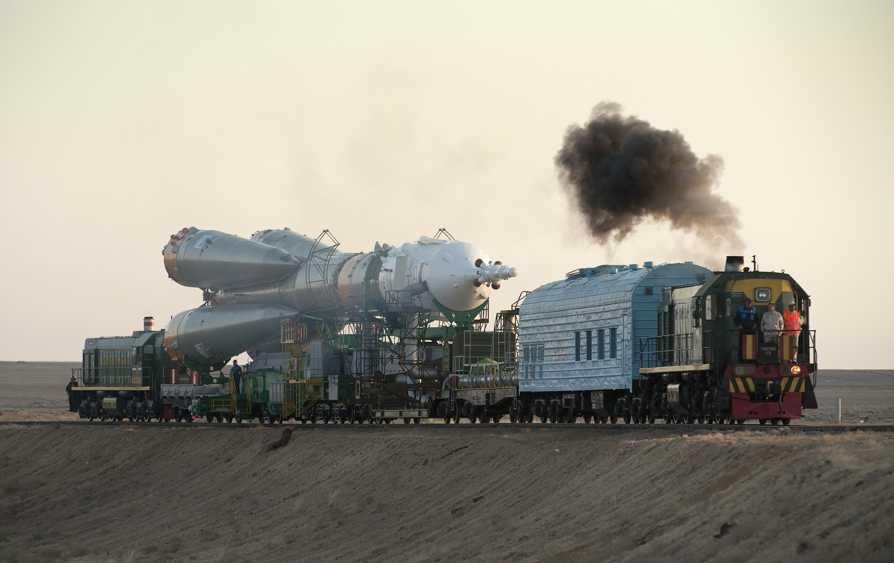 Lançador Soyuz transportado para a rampa ao amanhecer