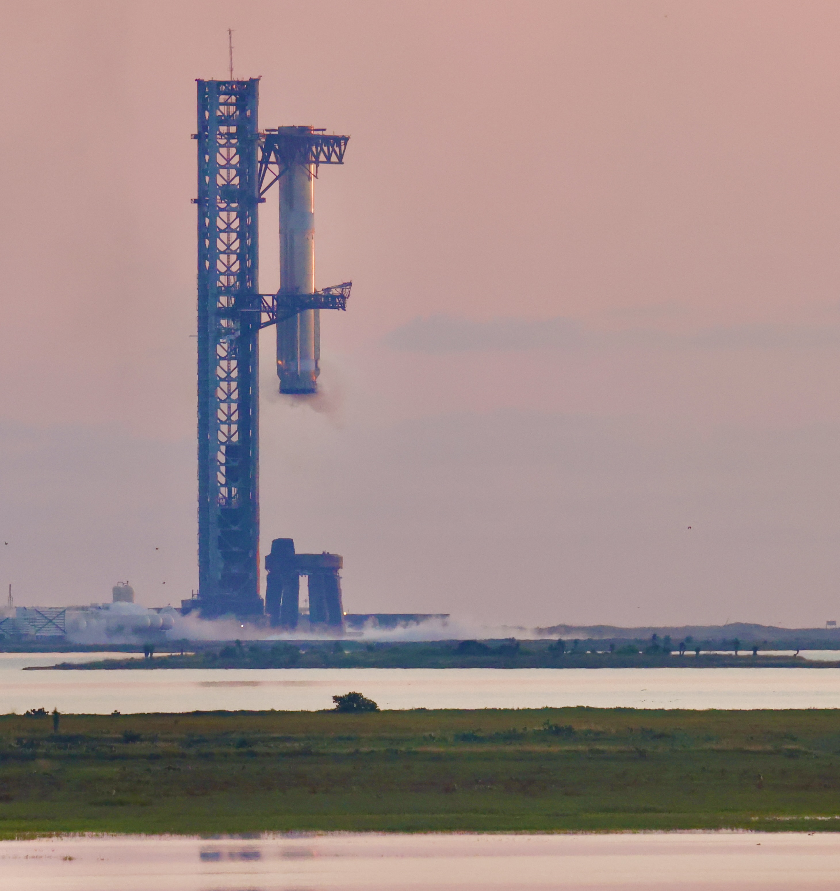 Booster de Starship de SpaceX de vuelta en su soporte, IFT-5
