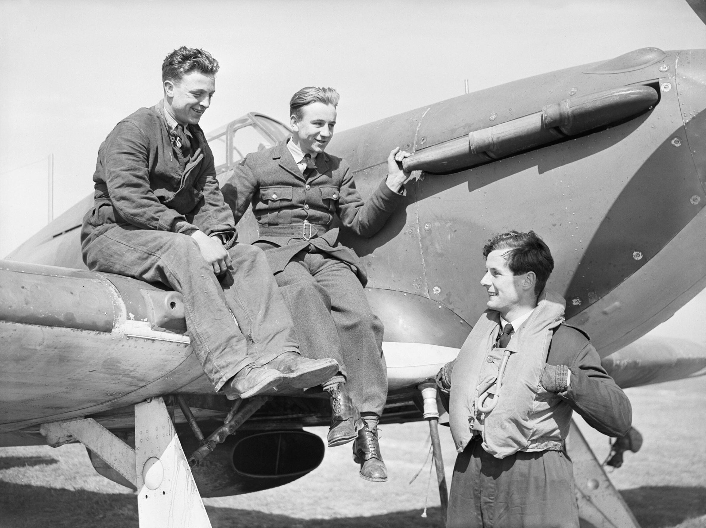 Squadron Leader Peter Townsend chatting with ground crew on his Hawker Hurricane at Wick, Scotland, 1940. CH87
