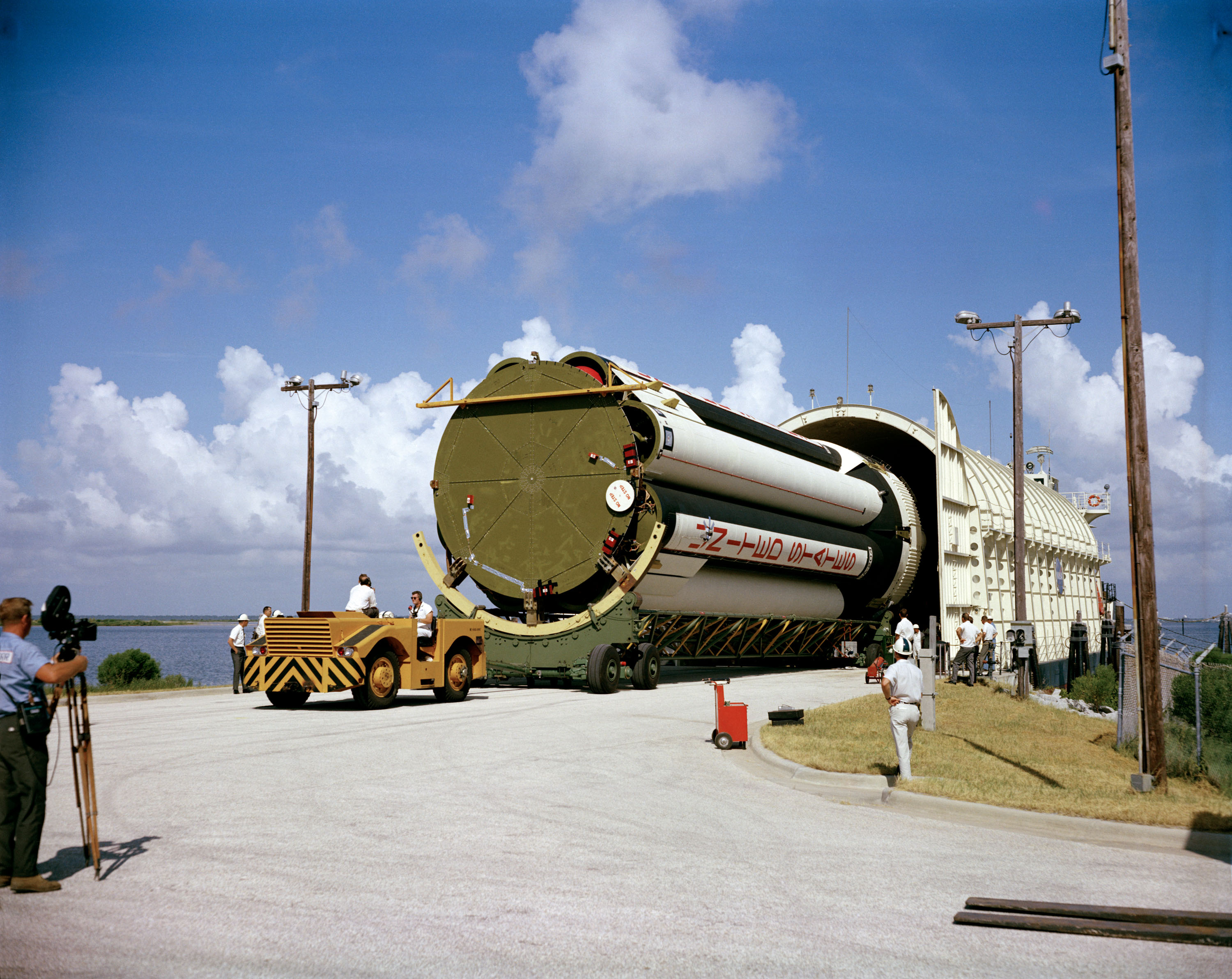 Etapa del Saturn I mejorado (Saturn IB) para la misión AS-204 llegando a Cabo Kennedy a bordo de la barcaza Palaemon