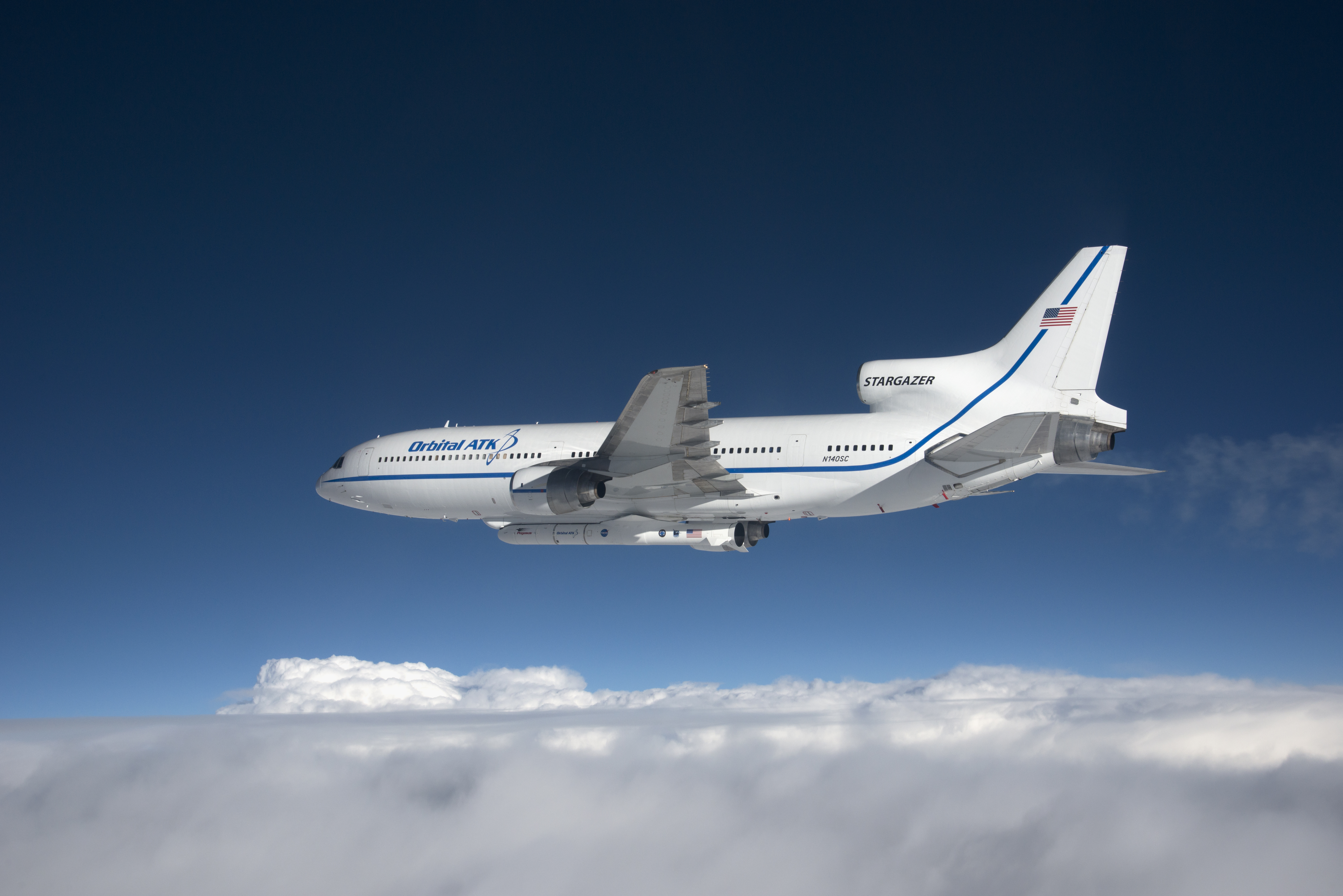 Lo Stargazer e il Pegasus F43 in volo sull'Atlantico (KSC-20161212-PH LAL01 0009)