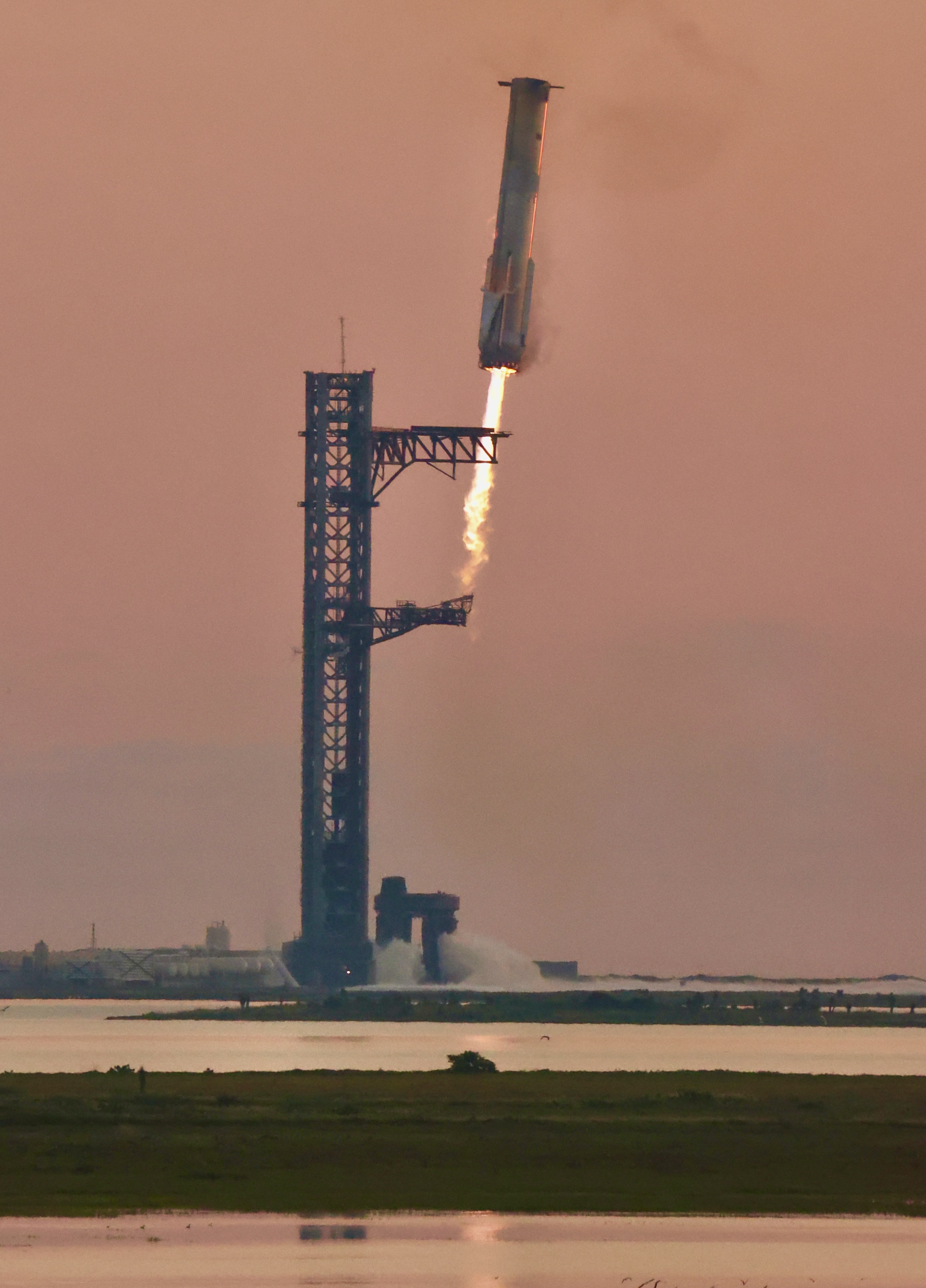 Regreso del propulsor de Starship en aproximación final