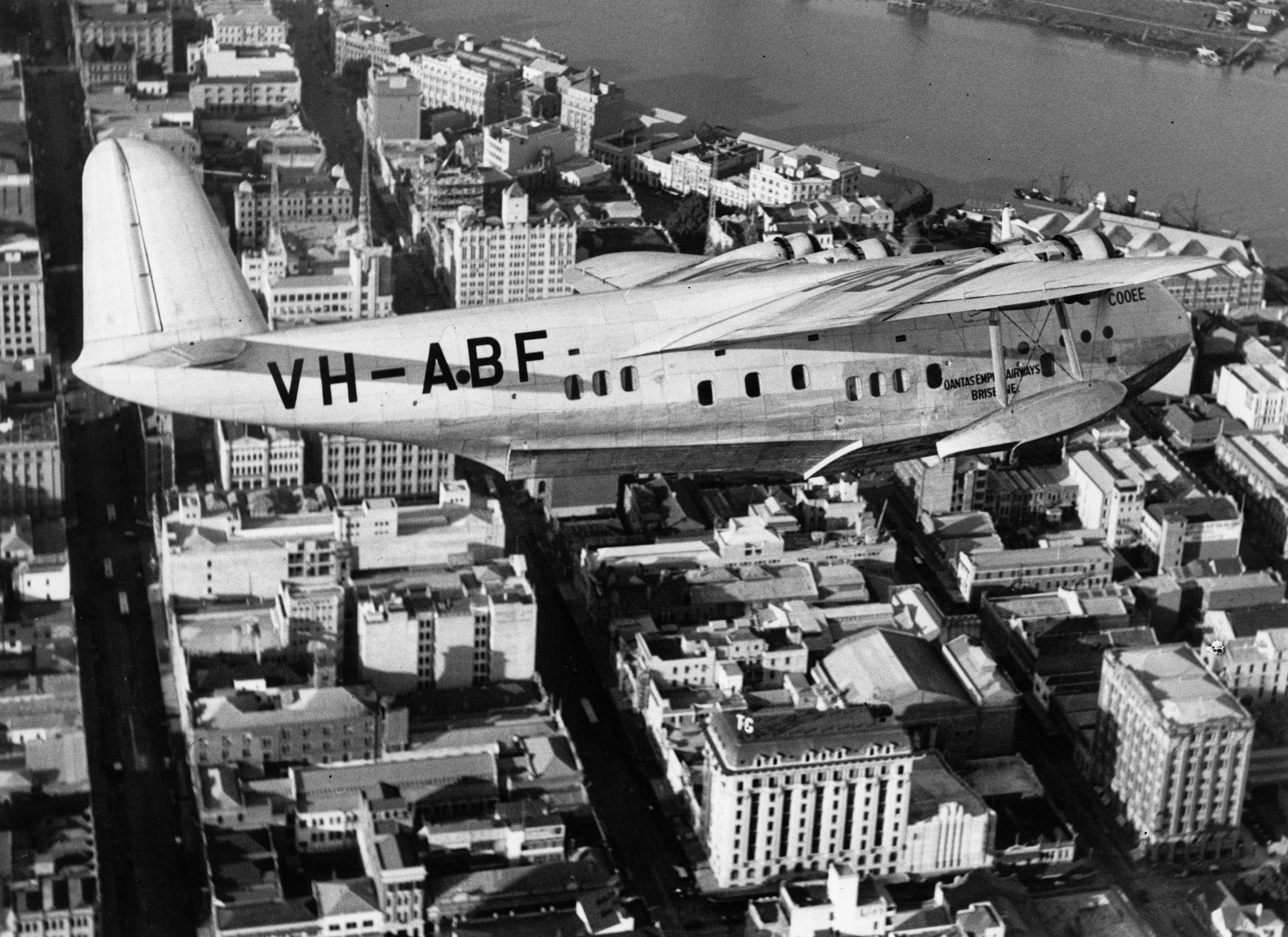 State Lib Qld 1 134582 Idrovolante Empire 'Cooee', gestito dalla QANTAS, in volo circolare sopra Brisbane, 1938