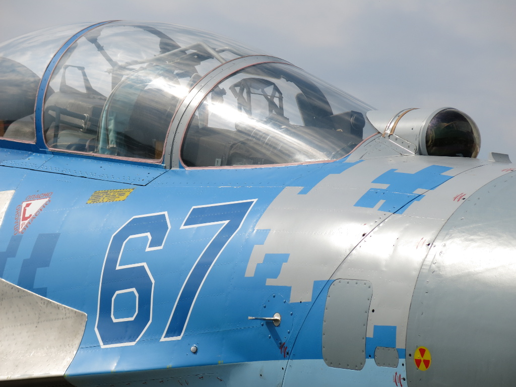 Su-27UB 67 azul, cabina con IRST