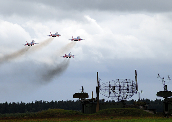 Sukhoi Su-27 — Gruppo aereo Strizhi al MAKS 2009 01