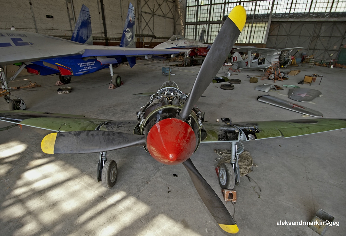 Sukhoi Su-27 — In hangar