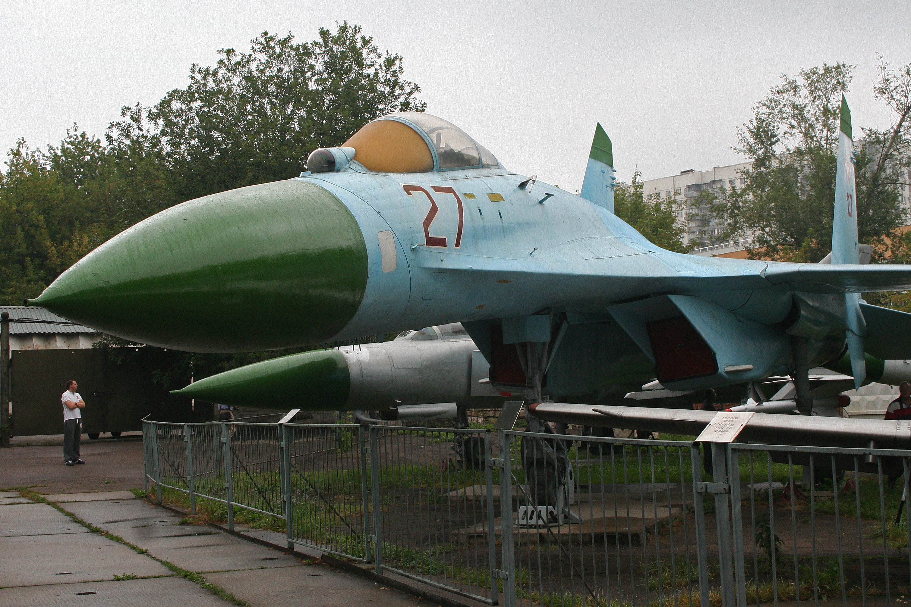 Sukhoi Su-27 Flanker 27 rojo