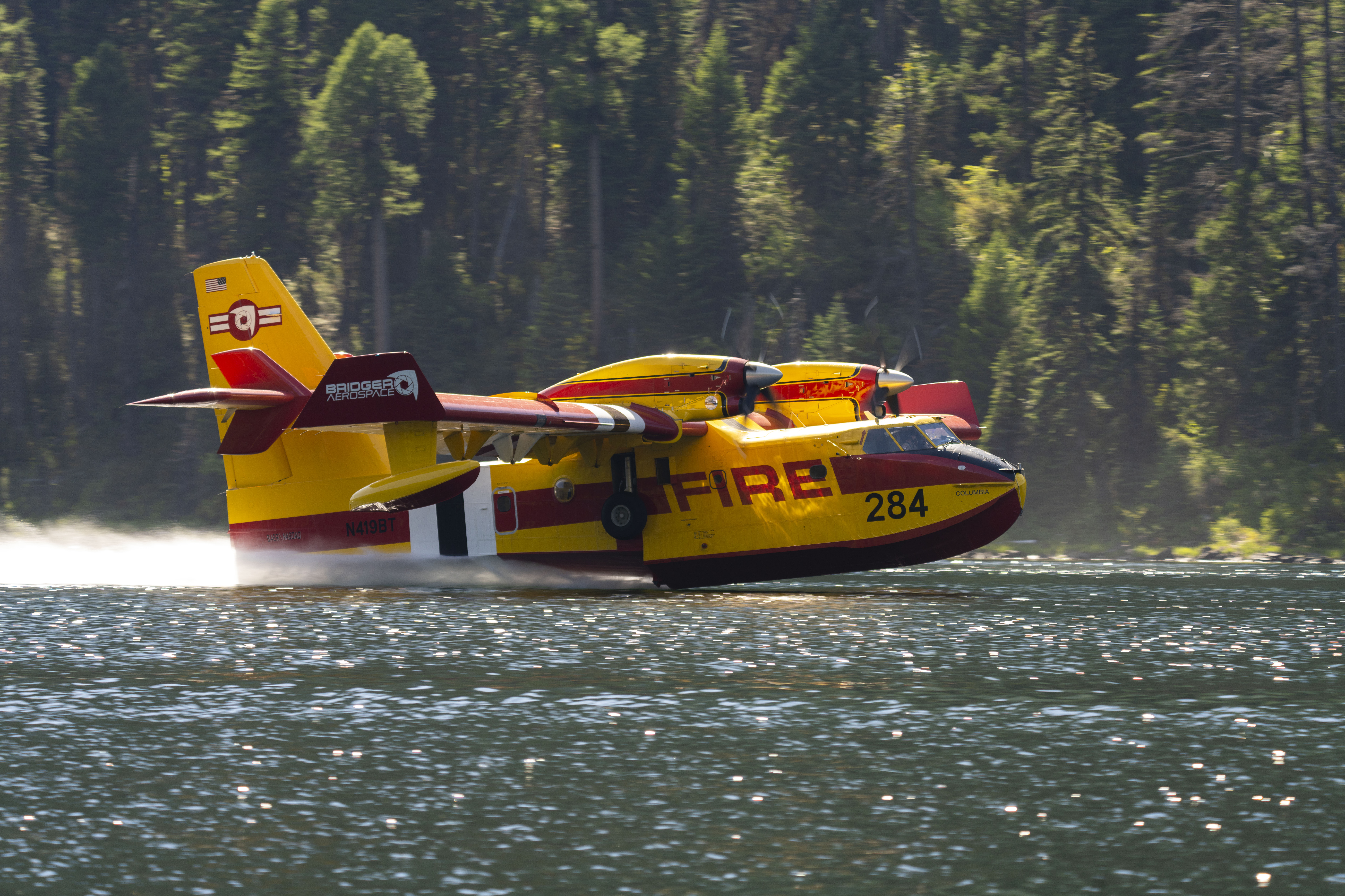 Super Scooper faisant le plein sur un lac