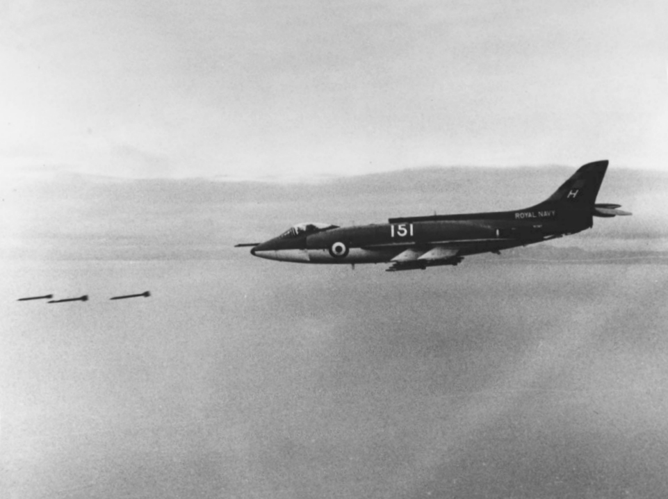 Supermarine Scimitar F.1 der 803 Naval Air Squadron beim Abfeuern von Raketen (um 1962)