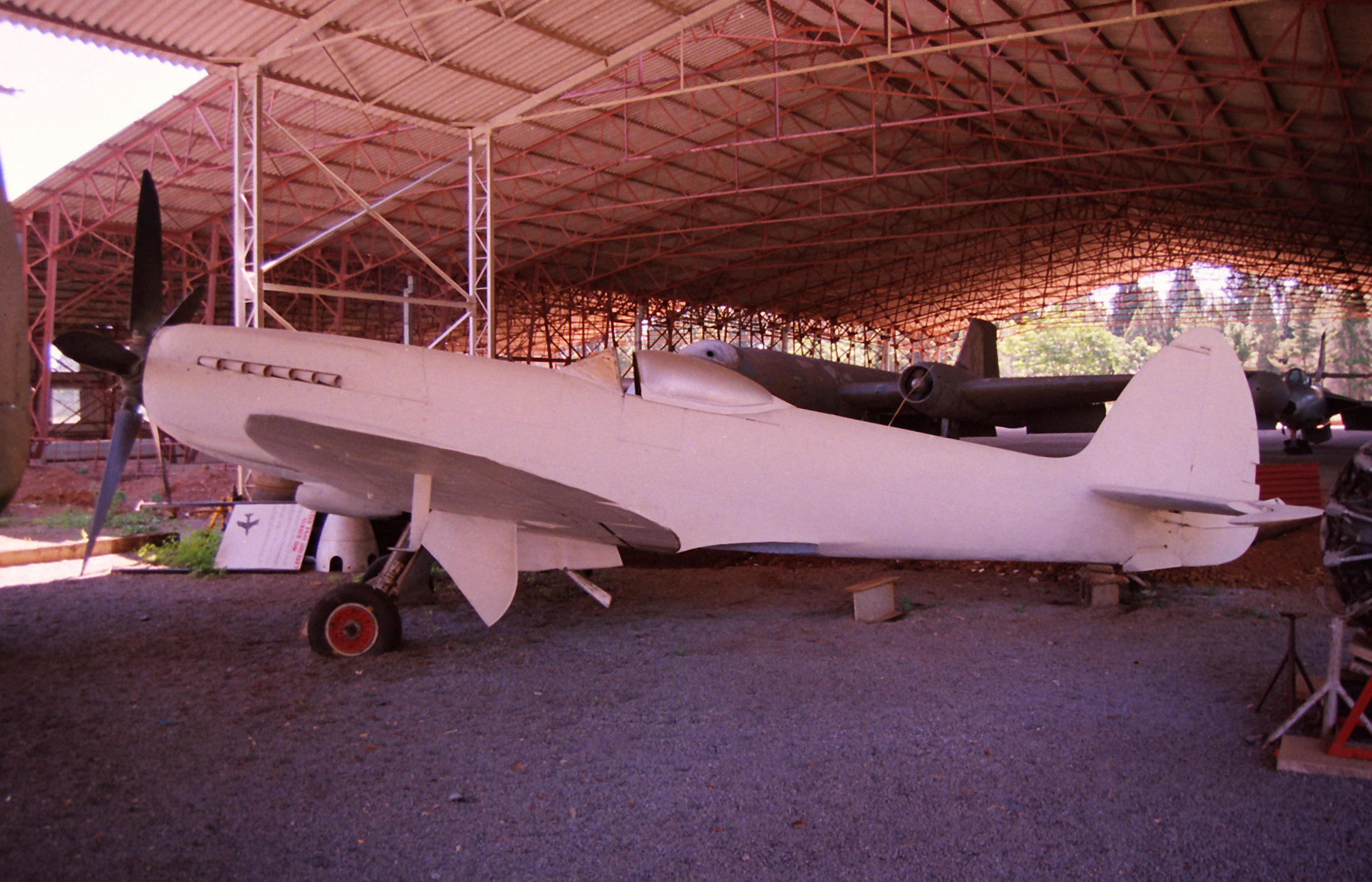 Supermarine Spitfire F.22 PK355 (vista lateral)
