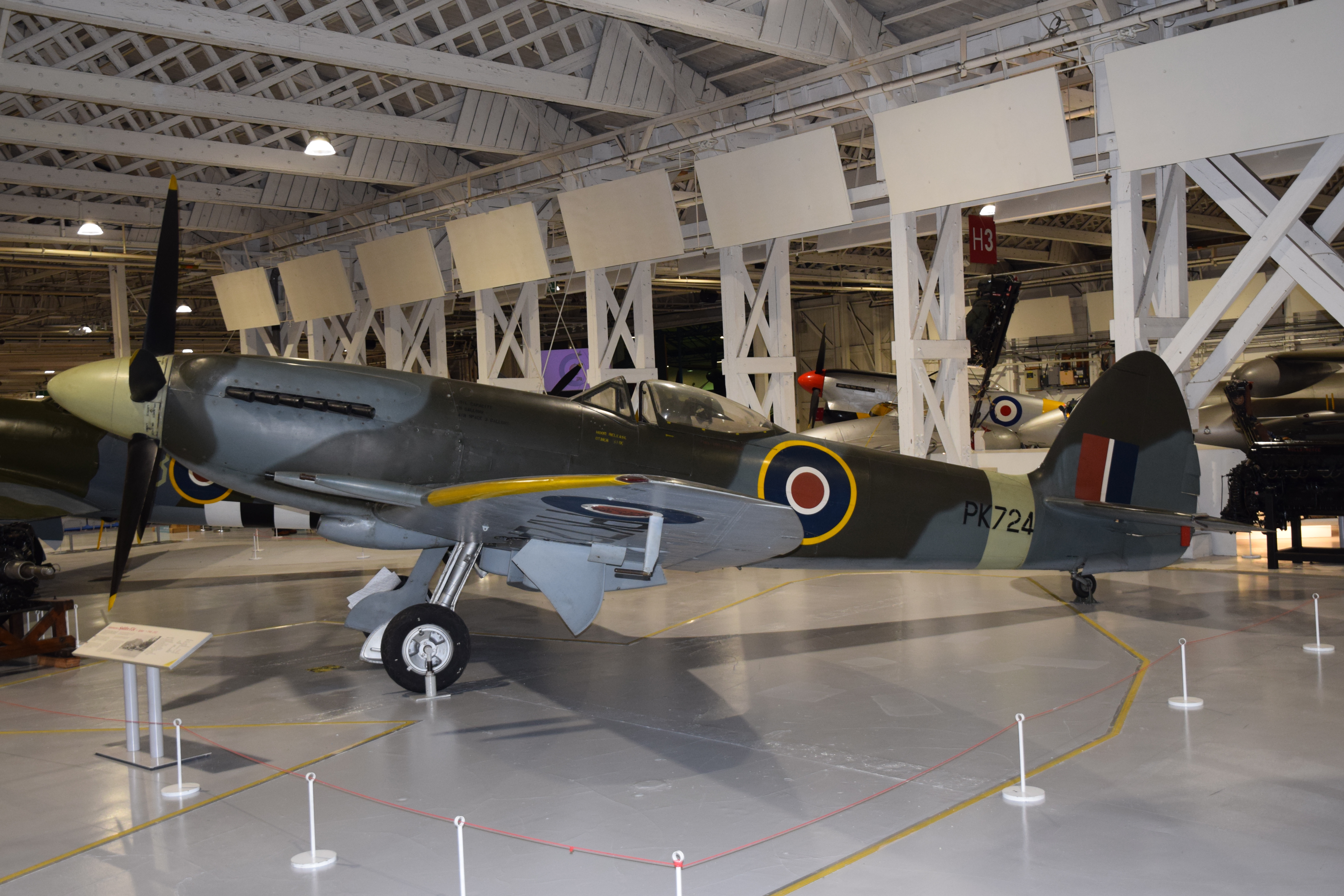Supermarine Spitfire F 24 negli hangar 3 e 4 del RAF Museum