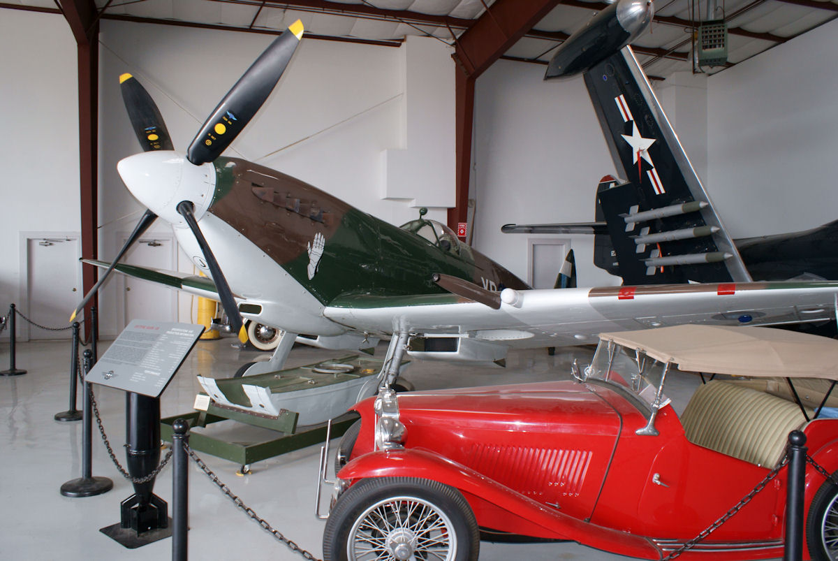 Supermarine Spitfire Mk VIII, frontal esquerdo (Cavanaugh Flight Museum)